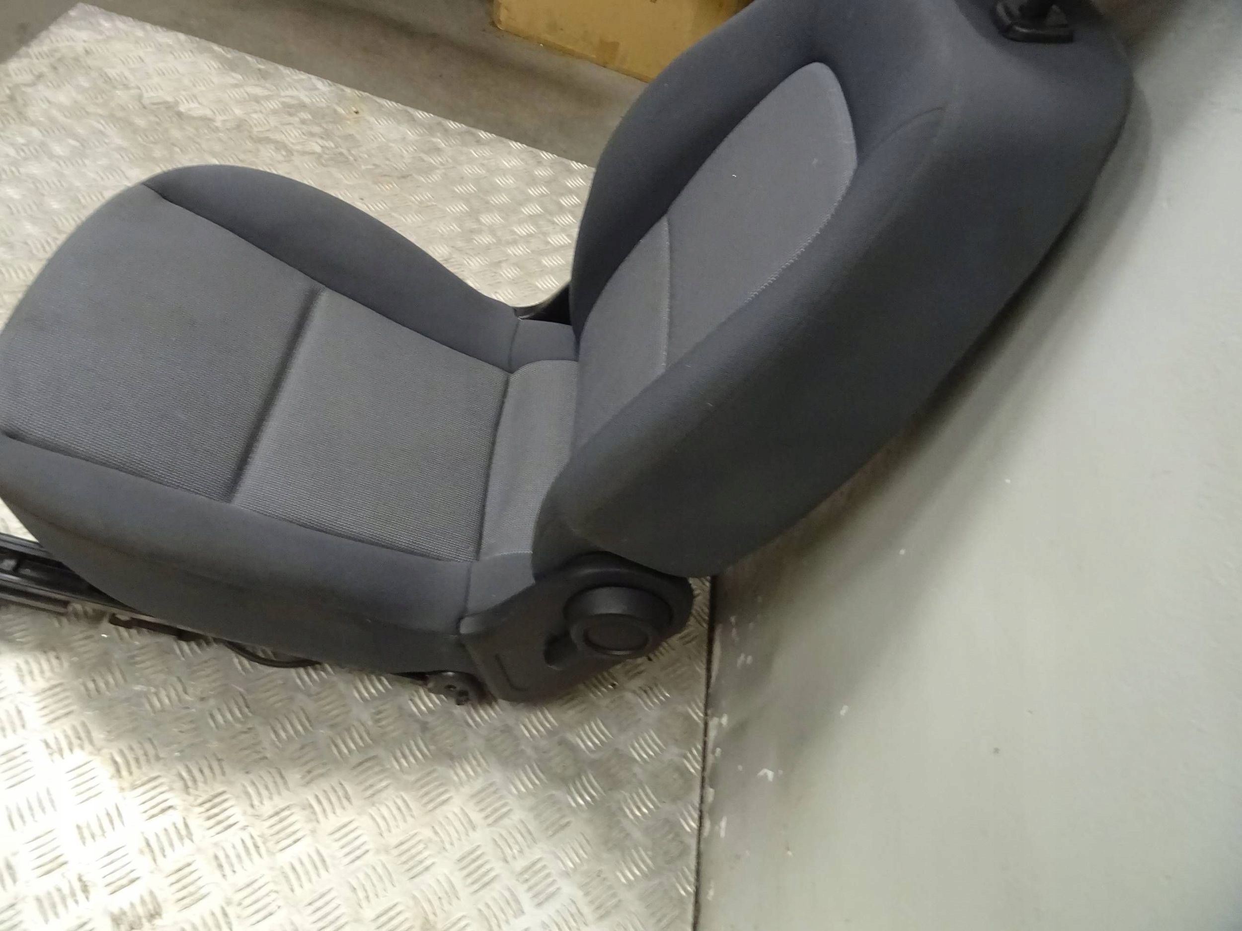 кресло пассажира правый передний mitsubishi Colt 6 5D HB NR194