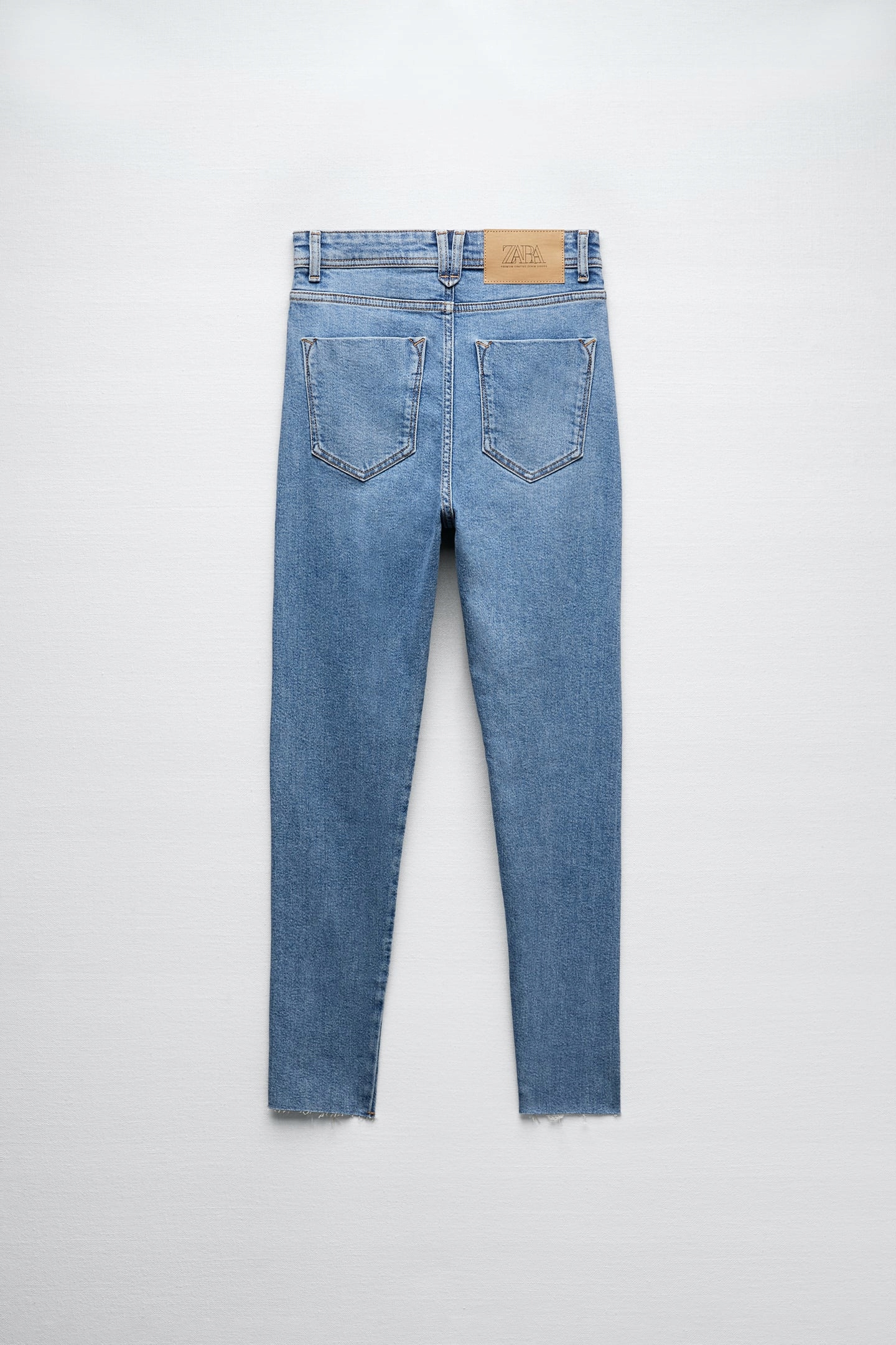 Zara Dopasowane jeansy niebieski Wygl\u0105d w stylu miejskim Moda Jeansy Dopasowane jeansy 