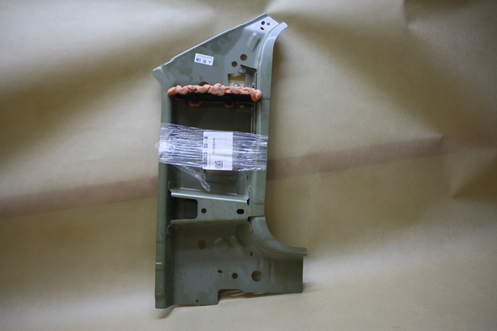 1080023-S0-B - TESLA MODEL 3 БІЧНА СТІЙКА ЛІВА ОБШИВКА