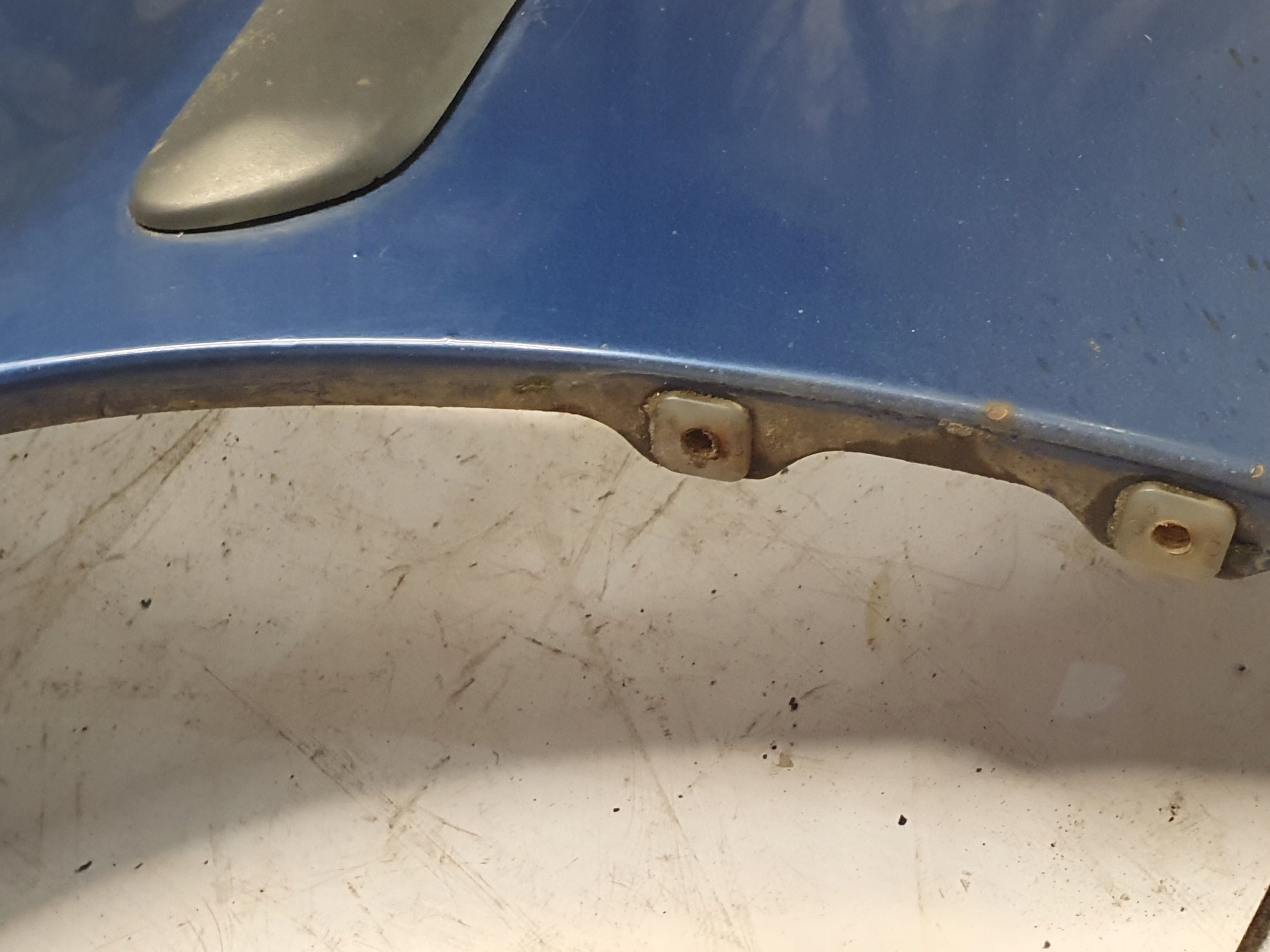 fender left VOLVO S40 96r.