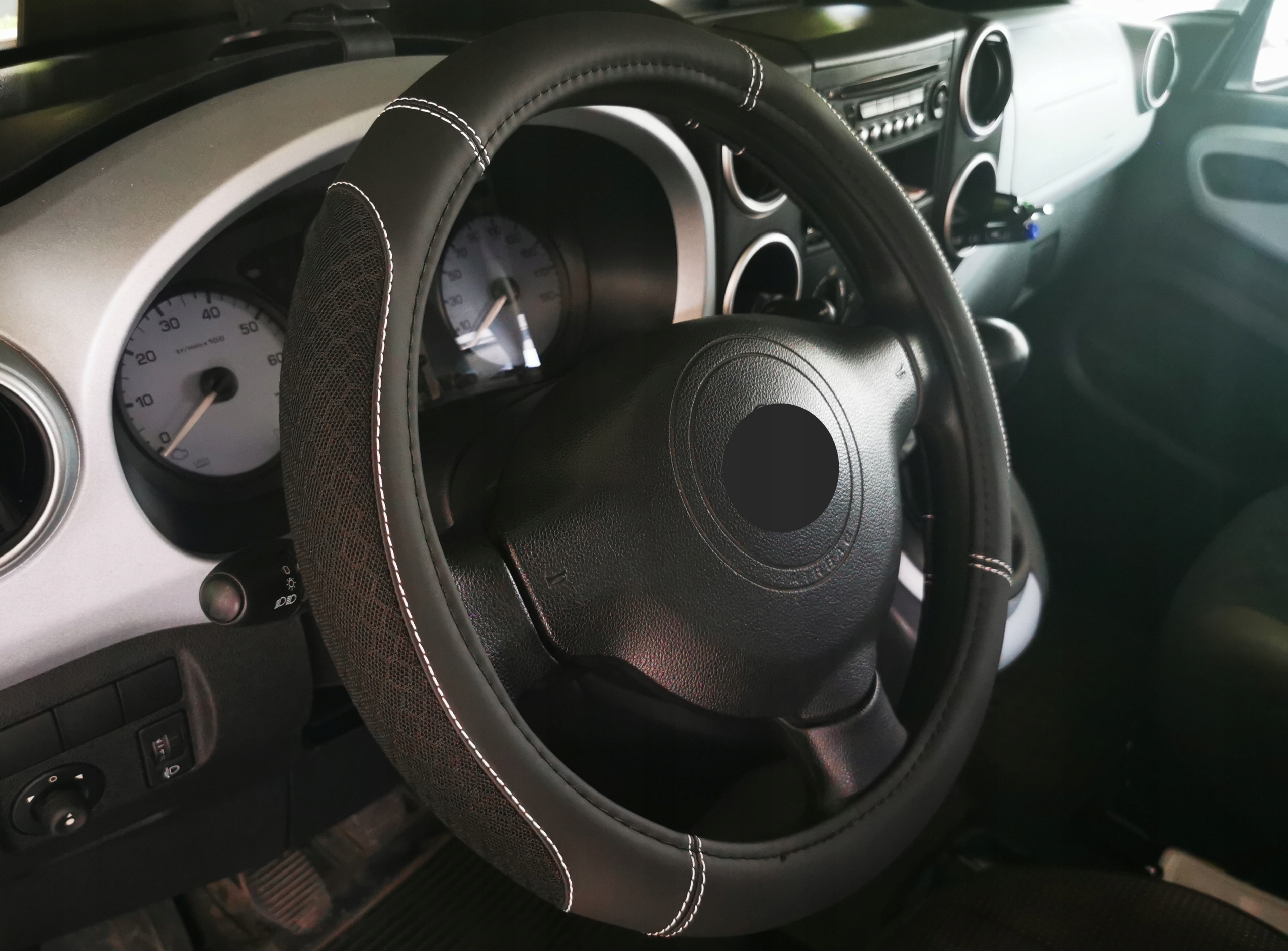 Pokrowiec na kierownice nakładka skóra materiał antypoślizgowa 37-39 cm MAT Stan opakowania oryginalne