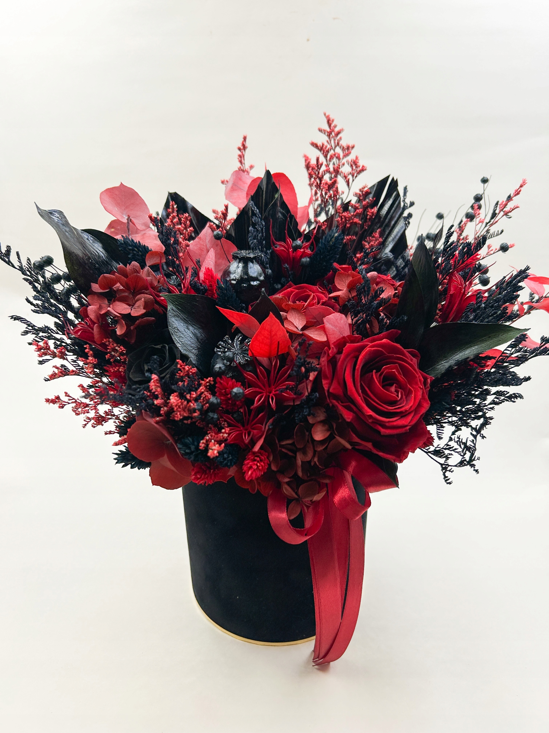 FlowerBox Black&red s večnými ružami, stabilizované kvety v krabici