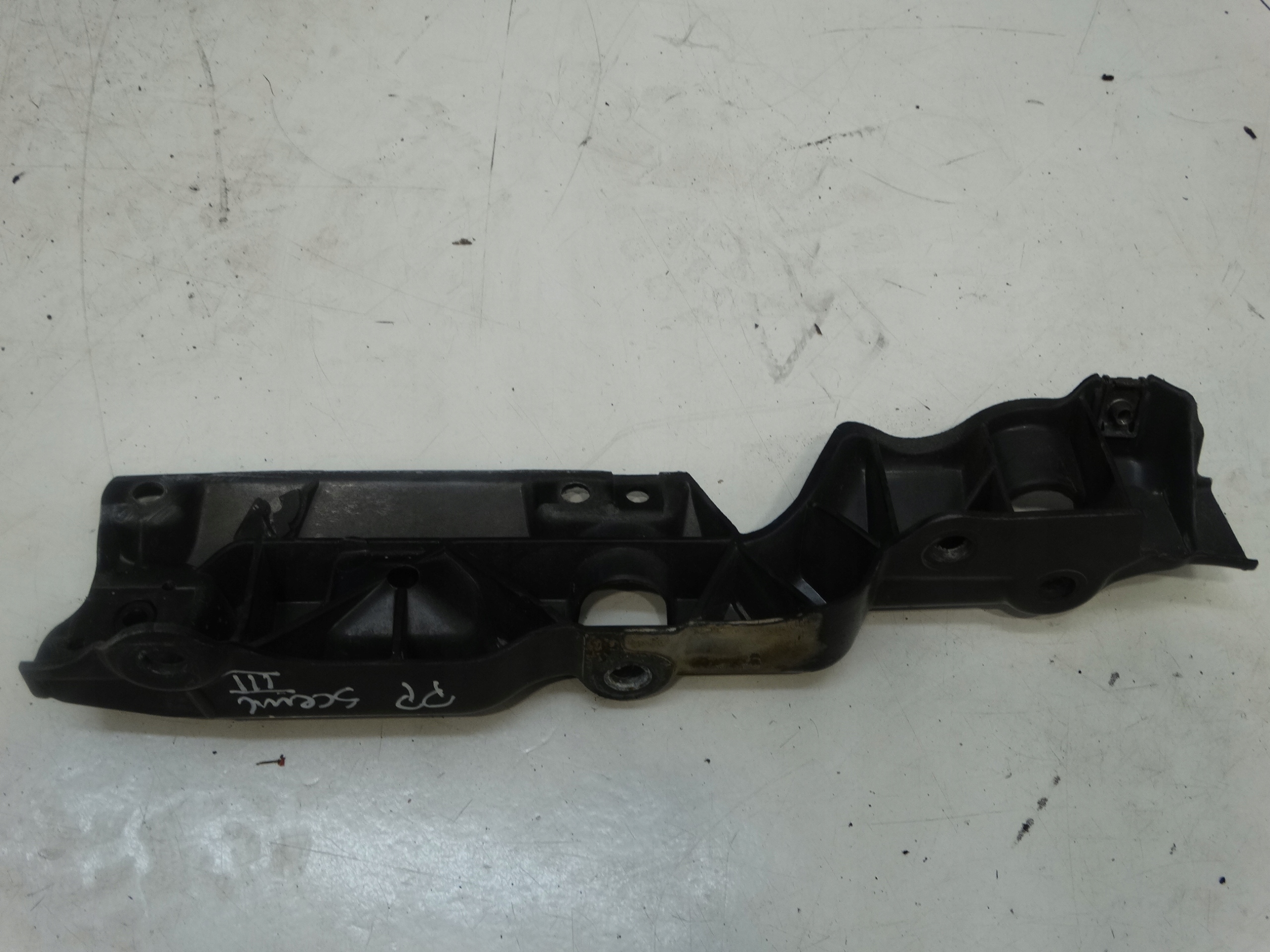 Support Support plaque Droite Avant Aile RENAULT SCENIC III 631220010R