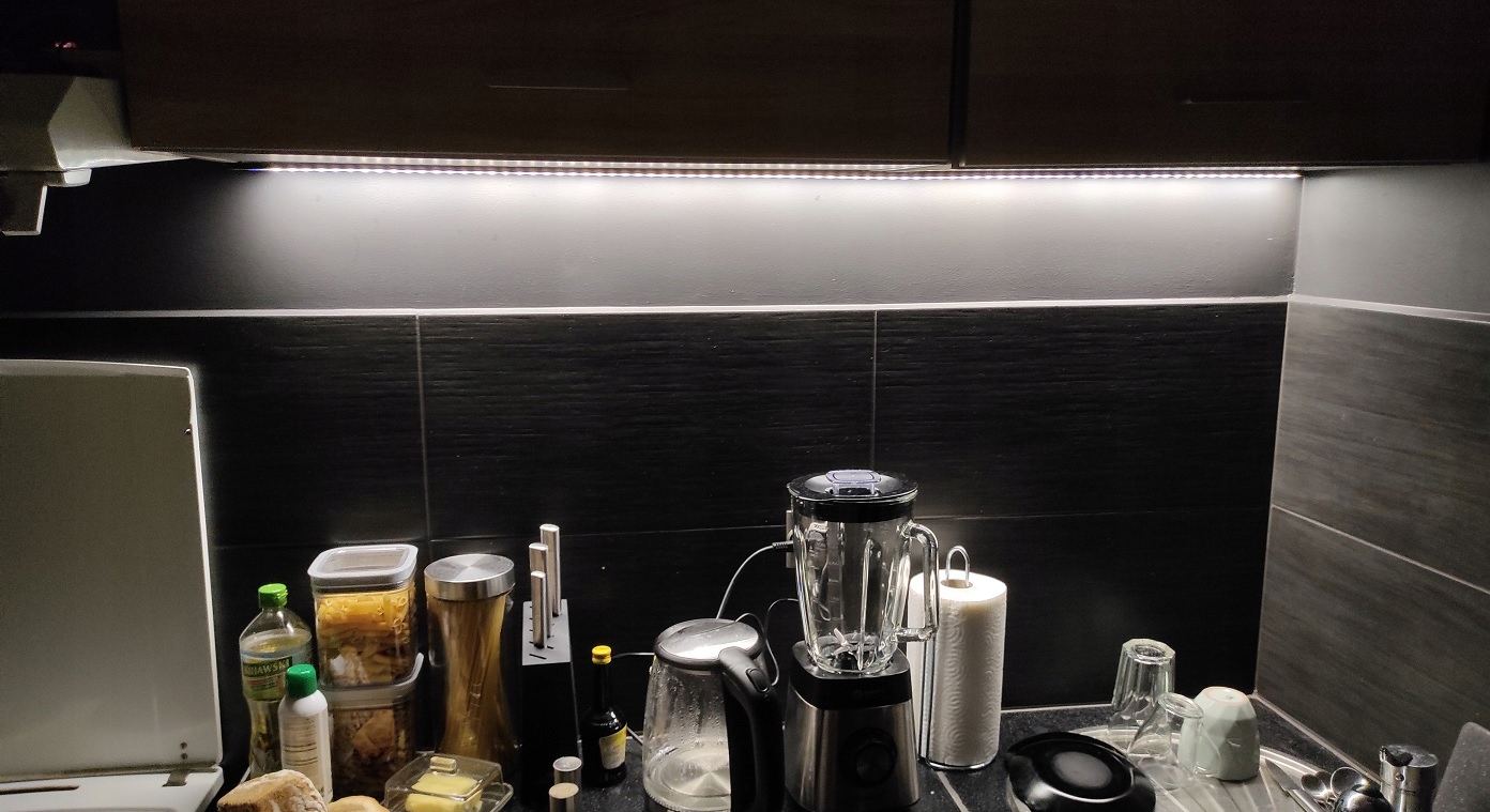 OSWIETLENIE LED PODSZAFKOWE LISTWA 170 CM CZARNA Moc 30 W