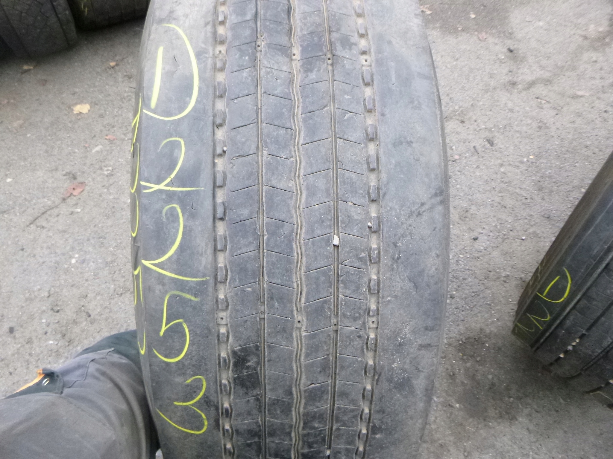 385 / 65R22. 5 Michelin X-MULTI з передньою шиною tir