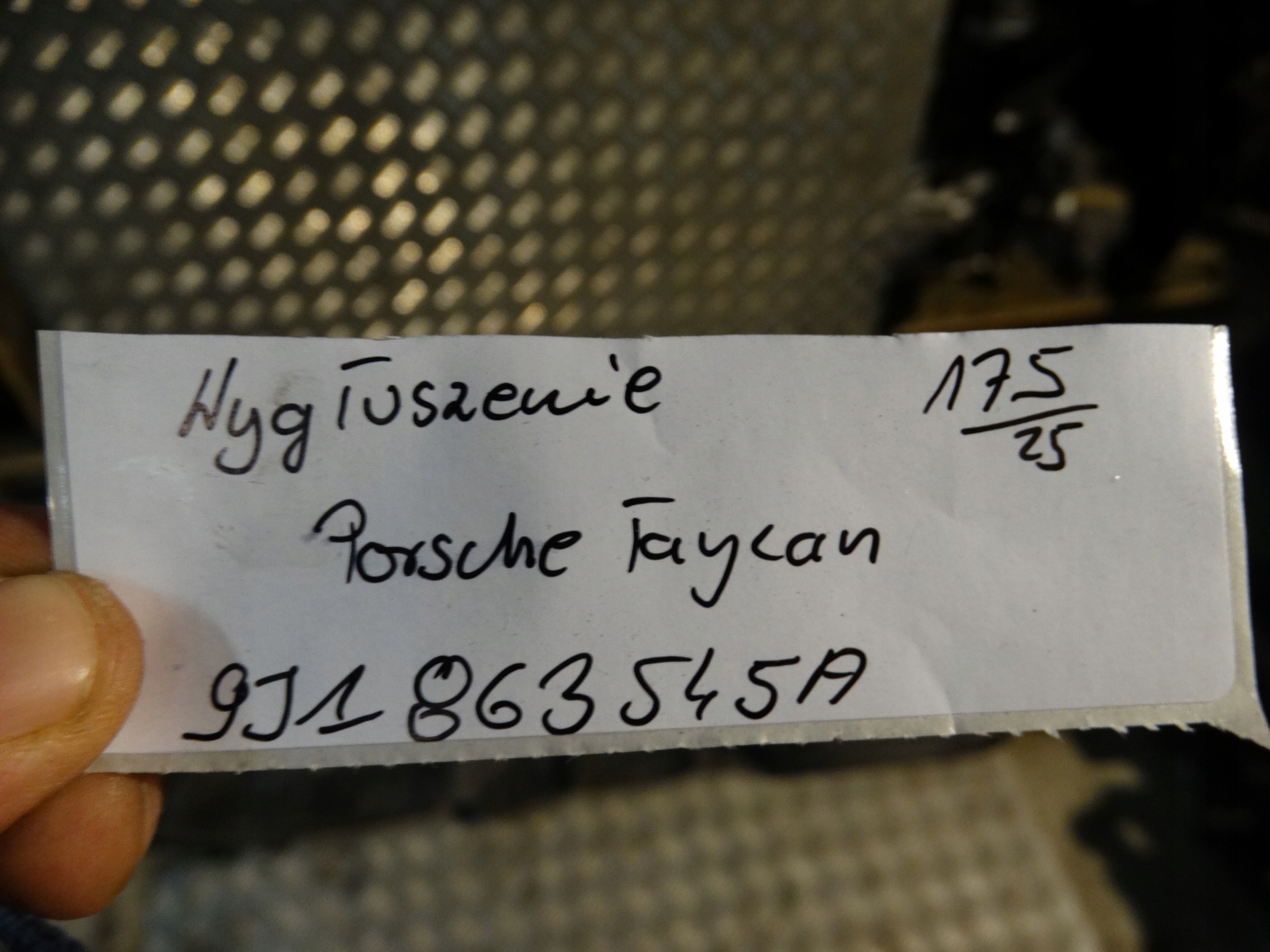 IDEALNE hangszigetelő PORSCHE TAYCAN 1