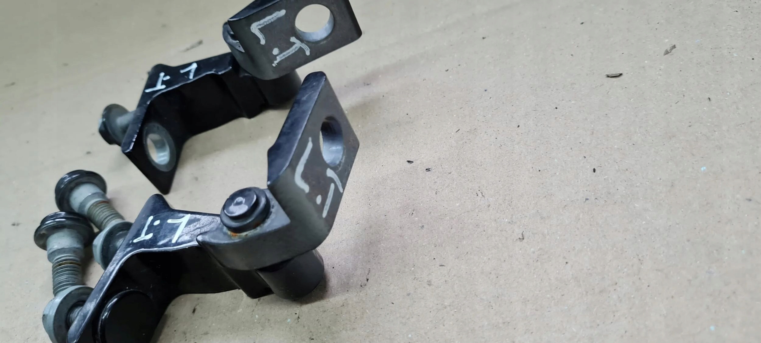 A6 C7 4G hinge hinges door left left rear part rear. LZ9Y