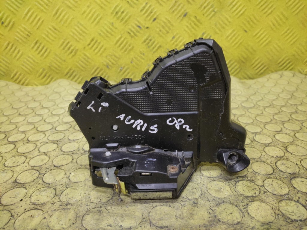TOYOTA AURIS lock door left front