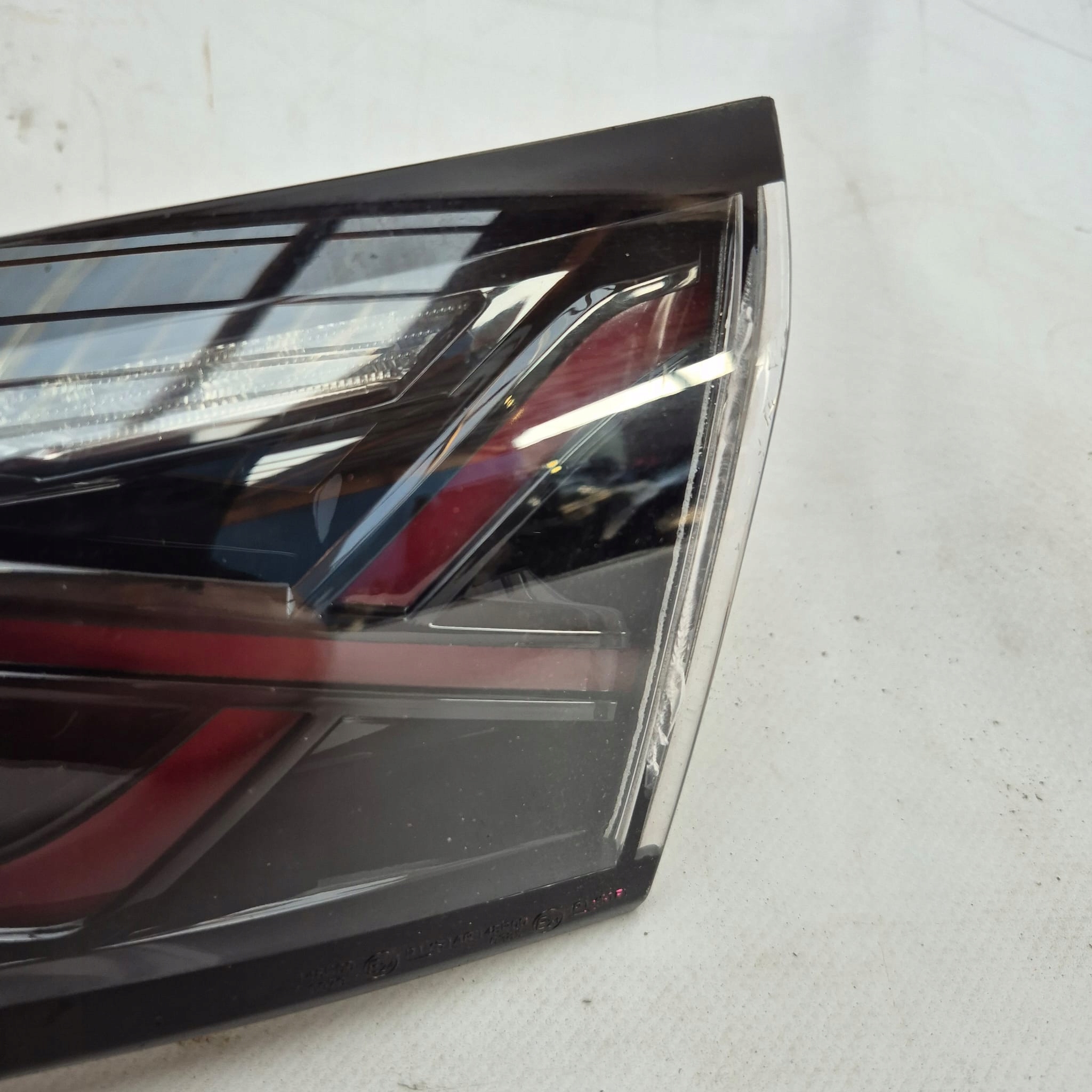 BYD DOLPHIN 21- Feux phare Arrière du capot Arrière EM2E4107300B