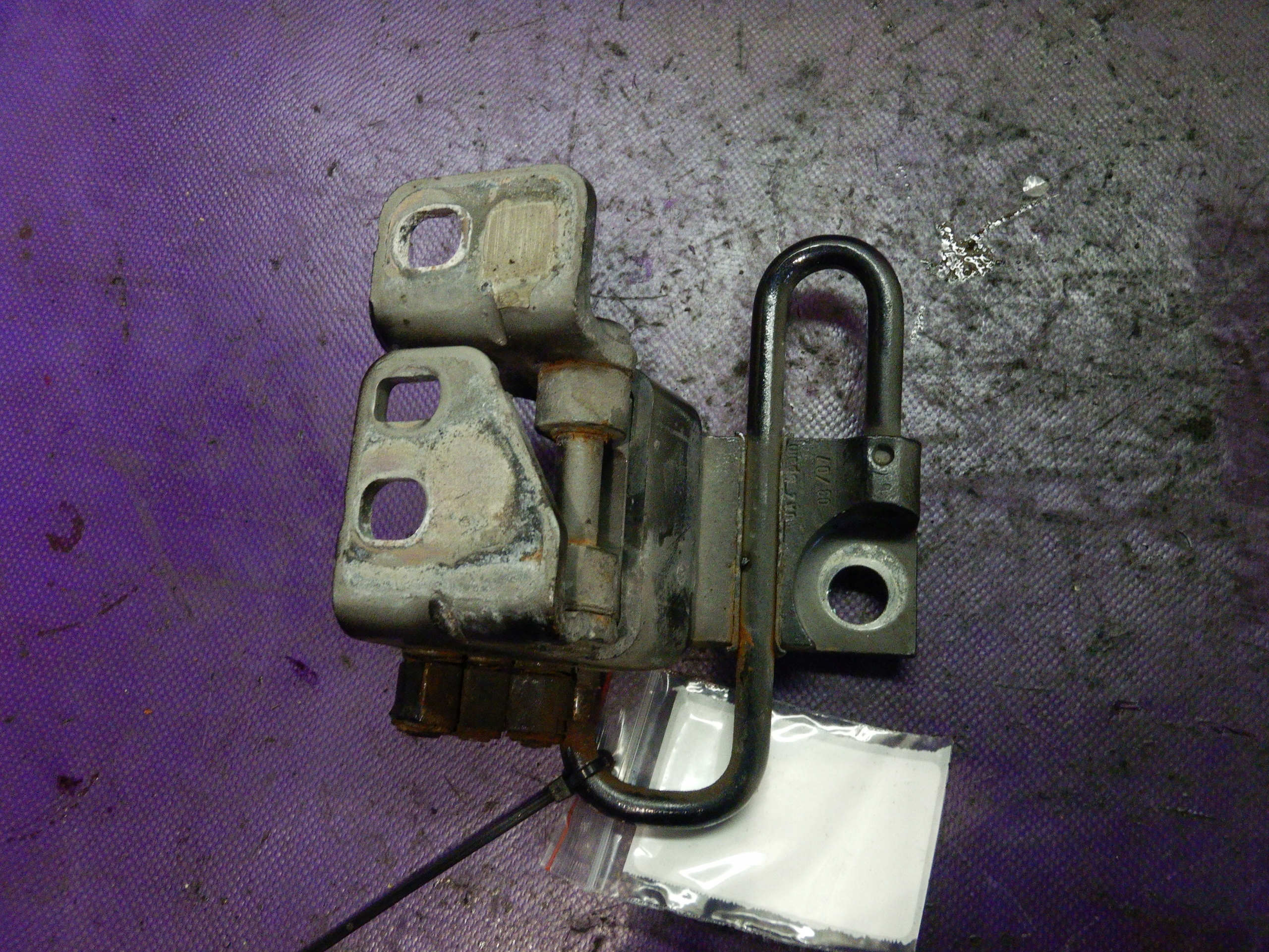 GOLF V PLUS 03- ZAWIAS DRZWI PRAWY PRZÓD 1K0831412