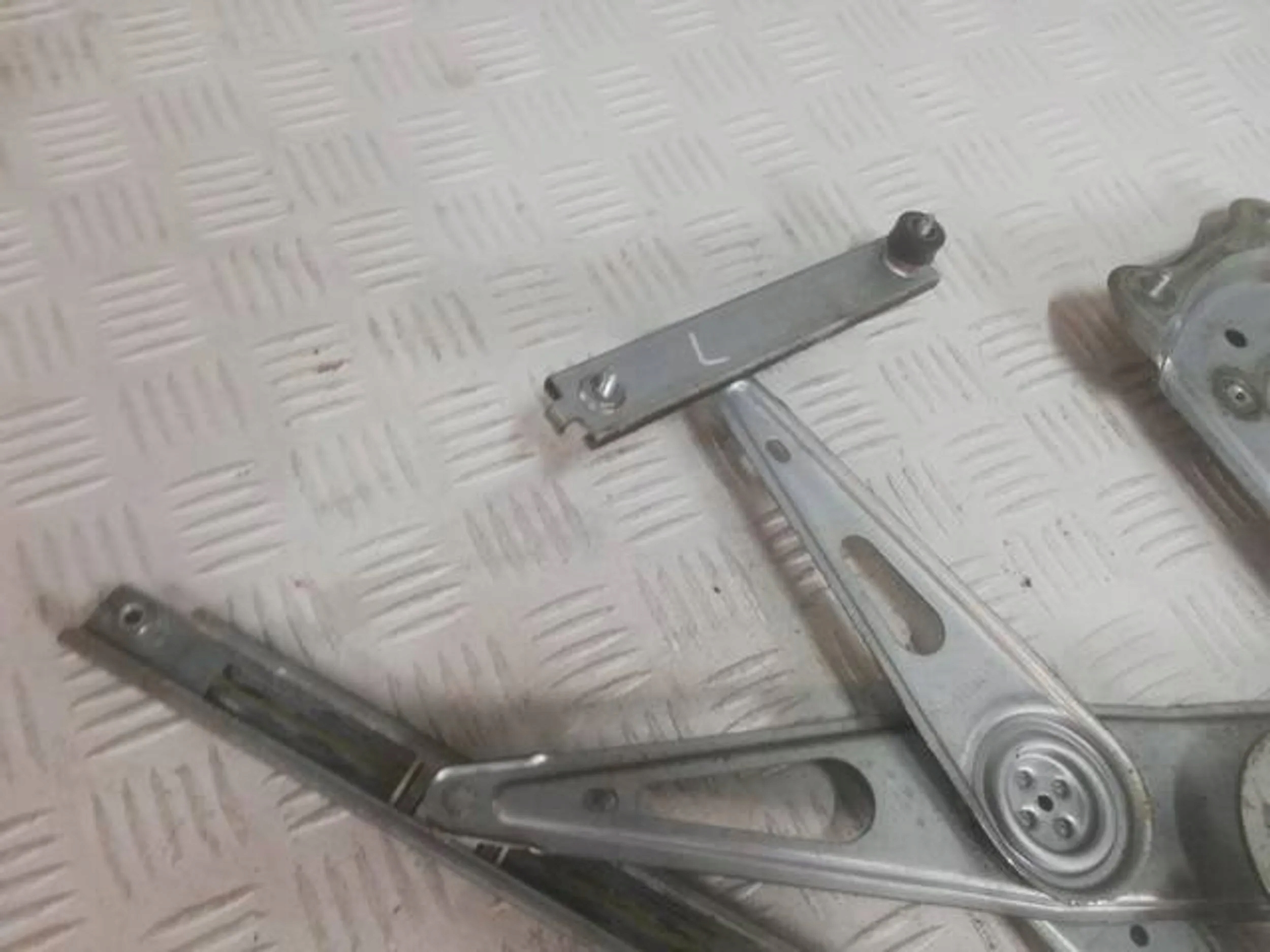 PODNOŚNIK PRZEDNI LEWY RENAULT FLUENCE Typ samochodu Samochody osobowe