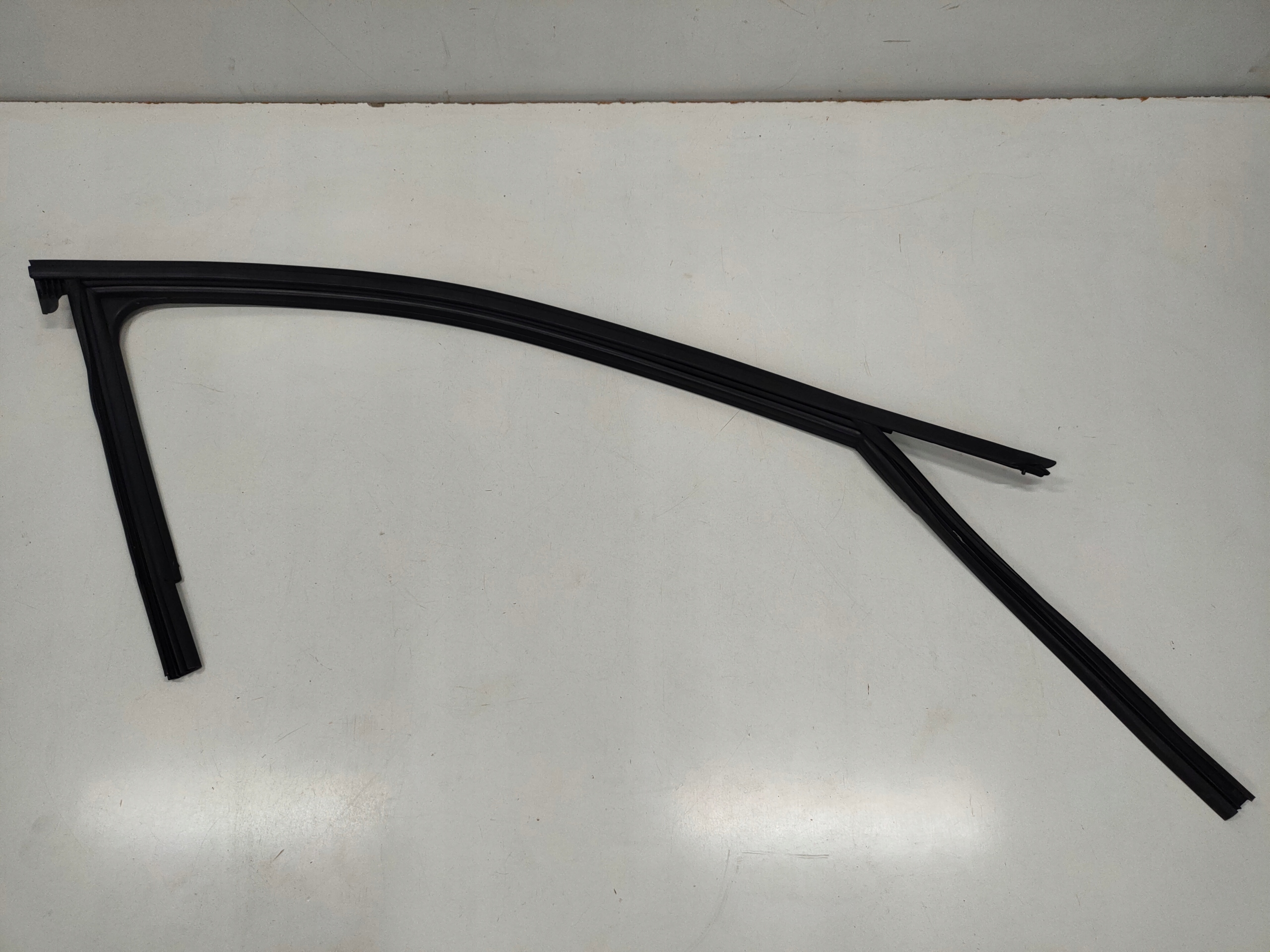 AUDI A4w B9 РАМКА УПЛОТНИТЕЛЬ СТЕКЛО ДВЕРИ ПРАВЫЙ ПЕРЕД PRZEDNIAw0837440c