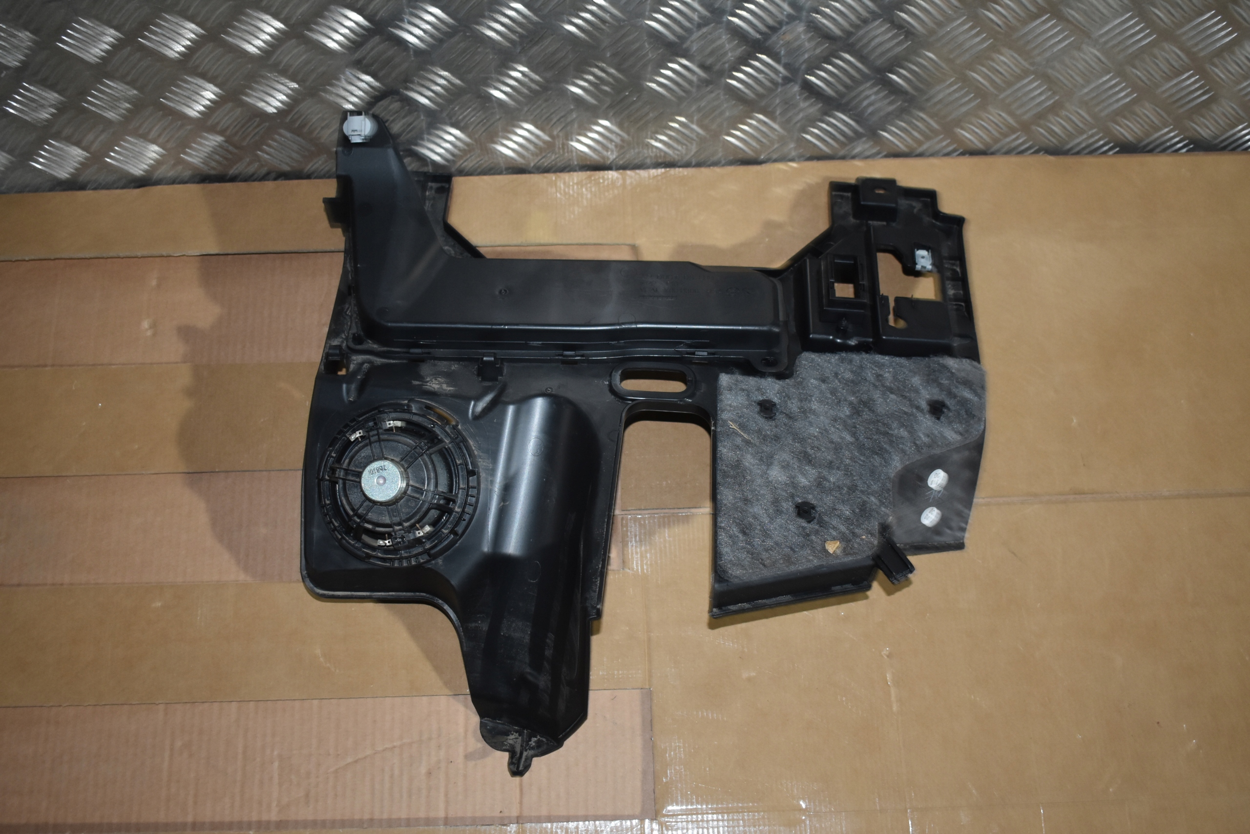IDEALNA OSLANA Console MERCEDES W206 1