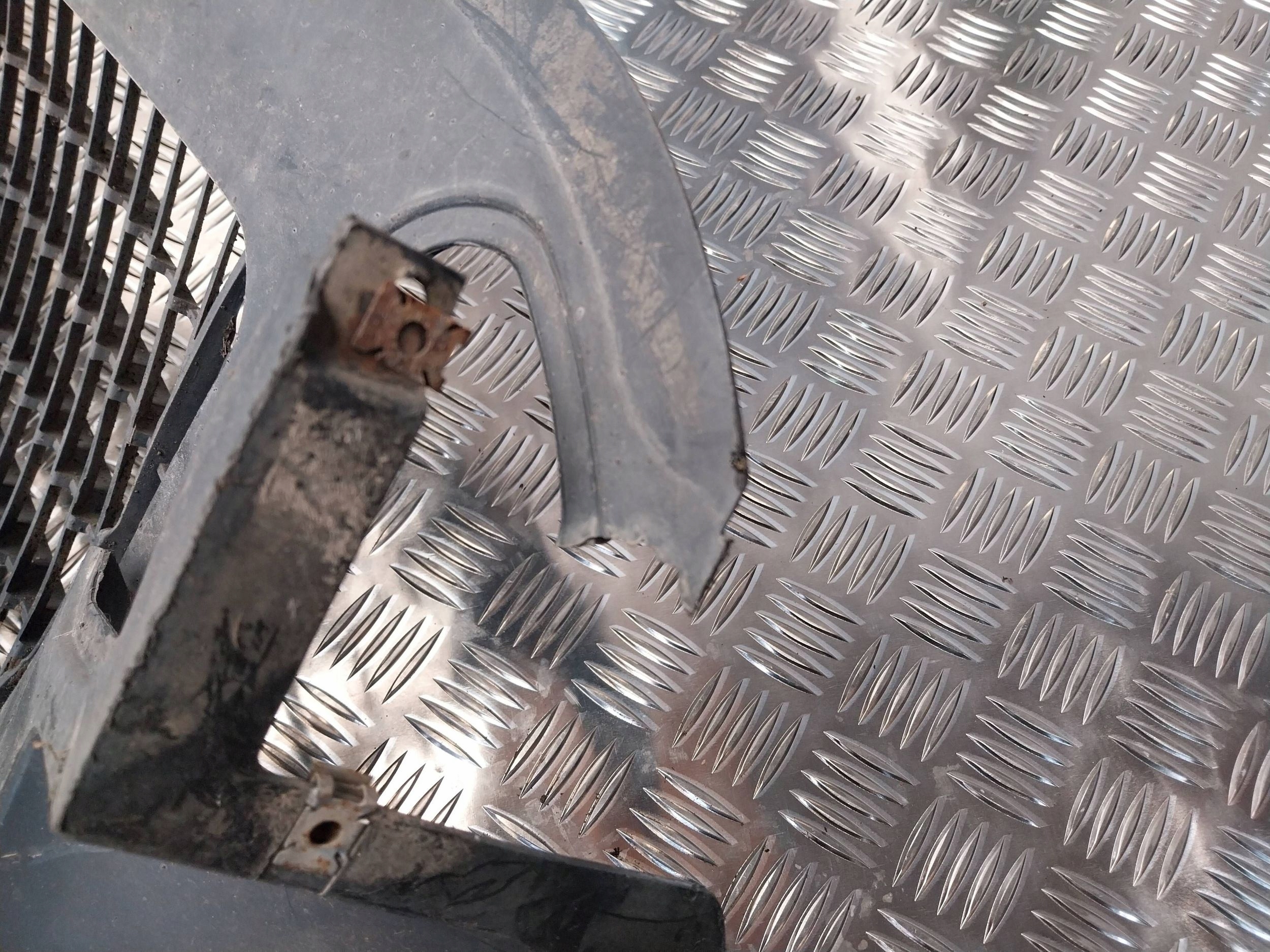 mudguard left front 7P6805911 VW TOUAREG II 7P