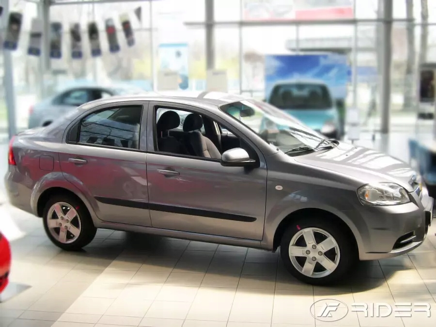 Chevrolet Aveo sedan bočné lišty
