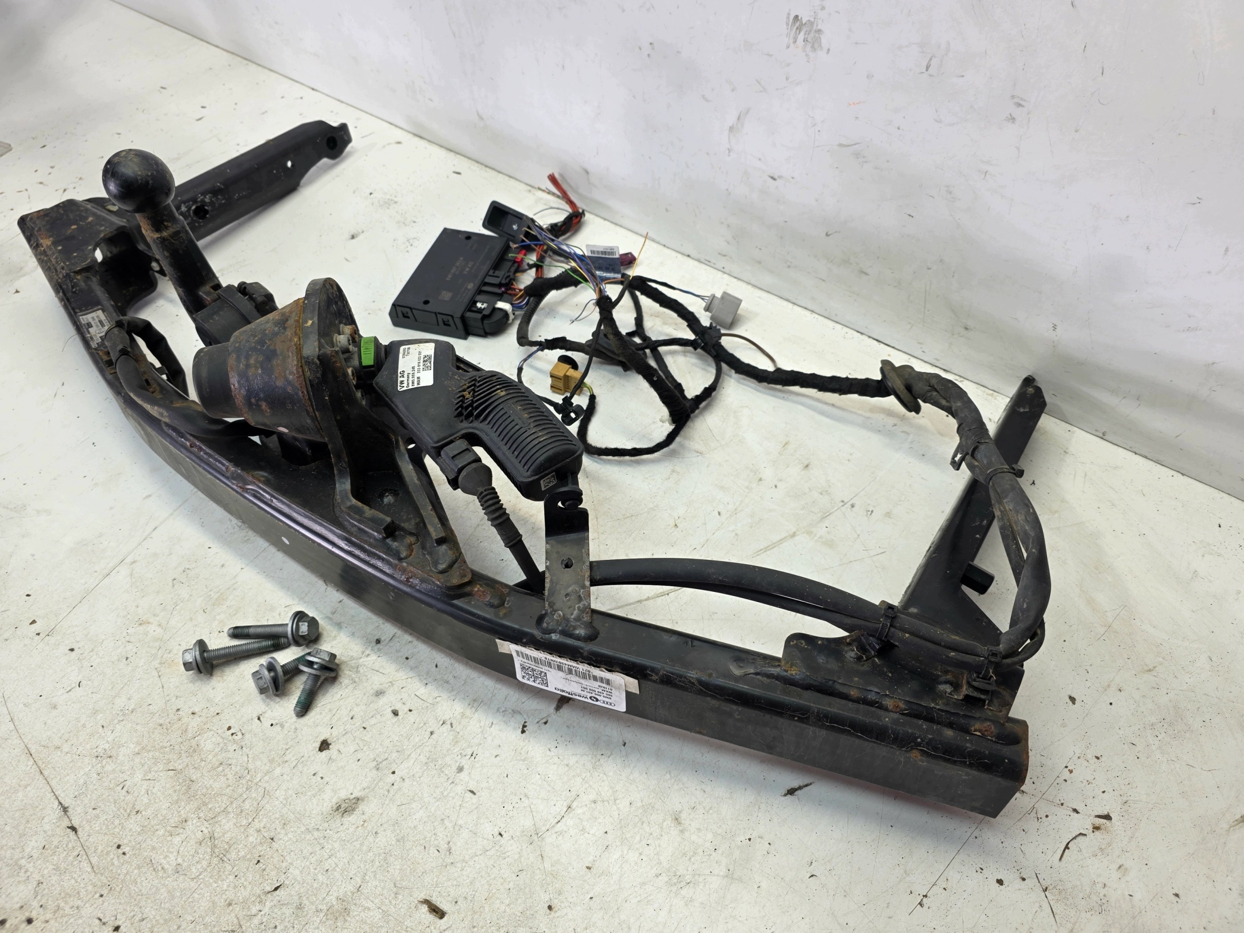 tow SKLADANY WESTFAILA + module AUDI A4 B9 8W0800491M KOMPLET