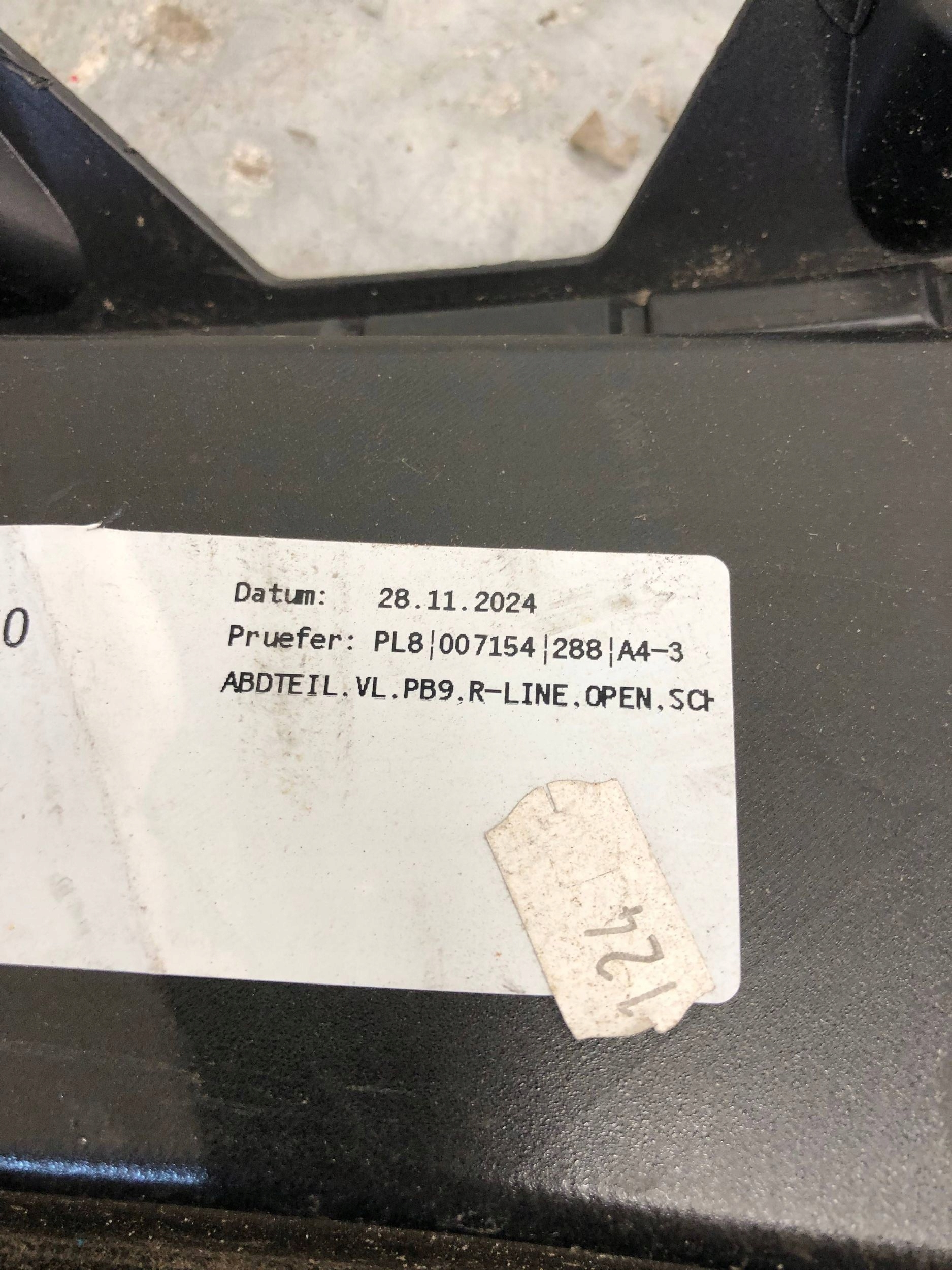 grid of a bumper left front R-LINE VW PASSAT B9 3J0853665E