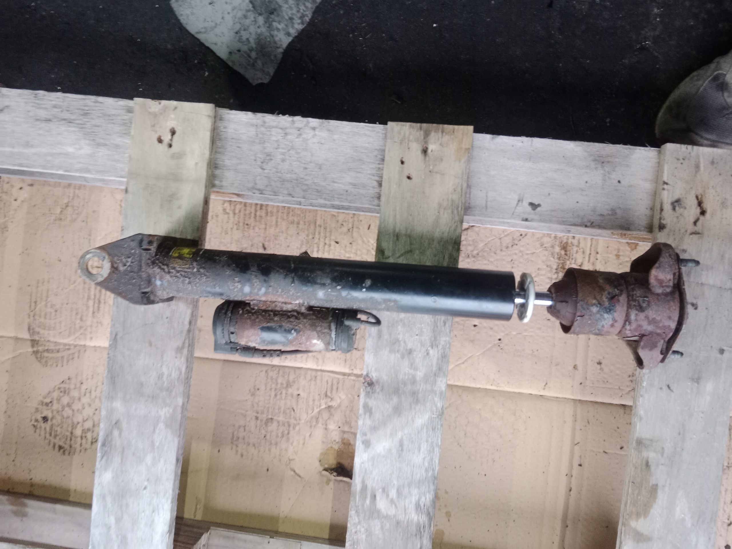 Амортизатор лівий і правий задній MERCEDES W164 AIRMATIC