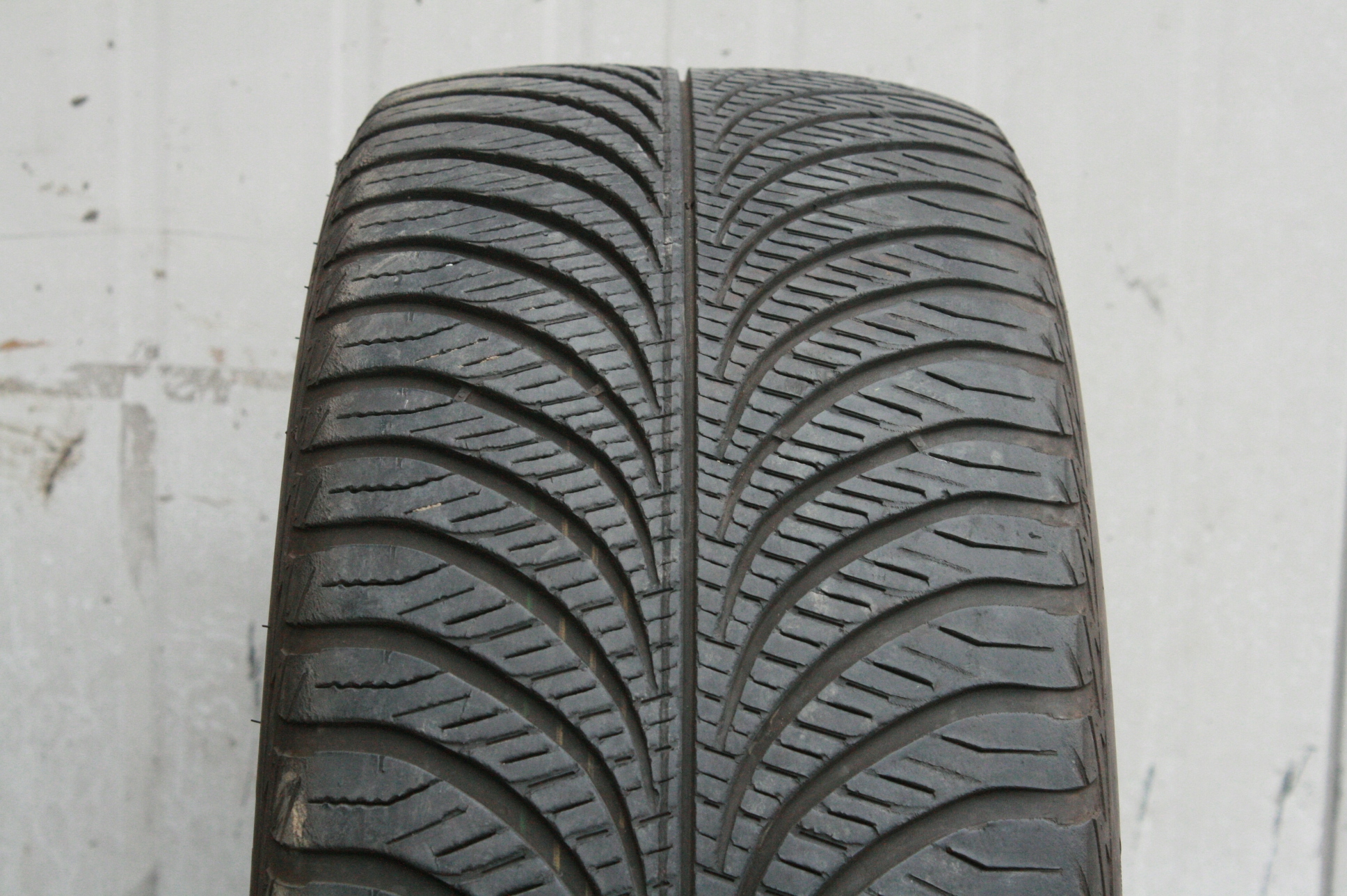 GOODYEAR VECTOR 4 SEASONS 235 55 19 NIENAPRAWIANA
