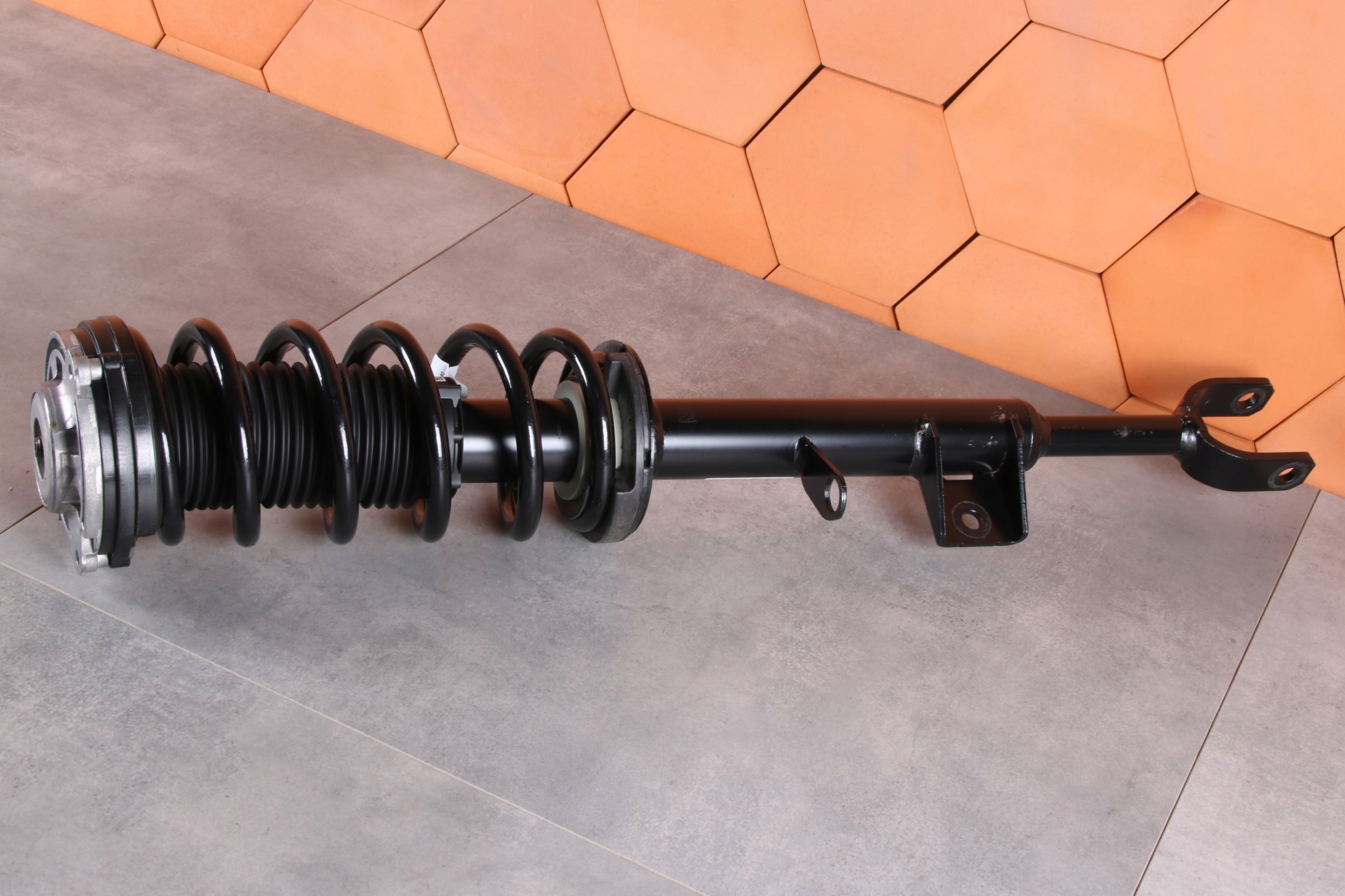 BMW 5 G60 530e B48X shock absorber left front front 5A135A5 8599 km !!!