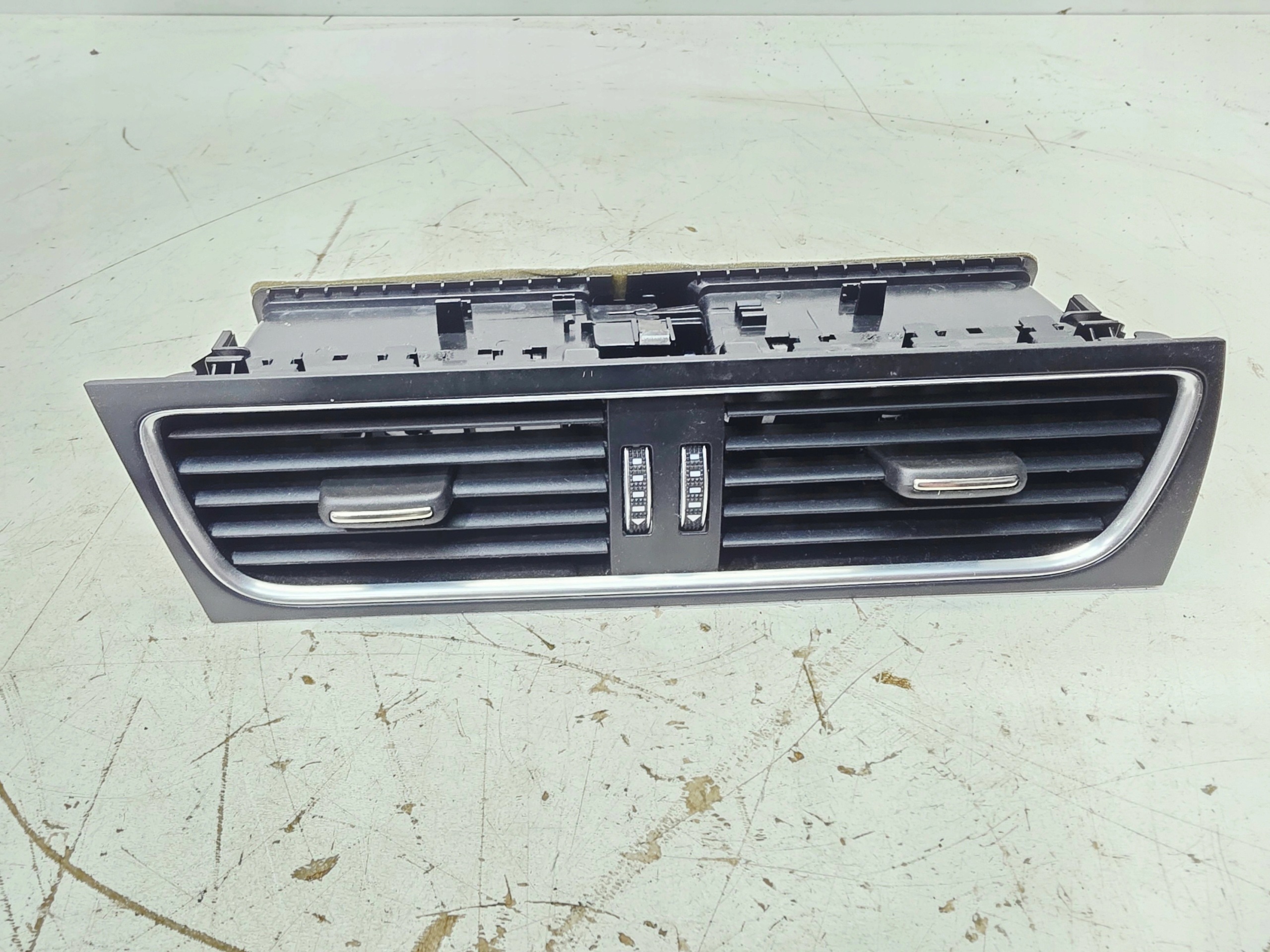 lüftungsgitter des lüfters mitte AUDI A4 B8 A5 8T LIFT 8T1820951D