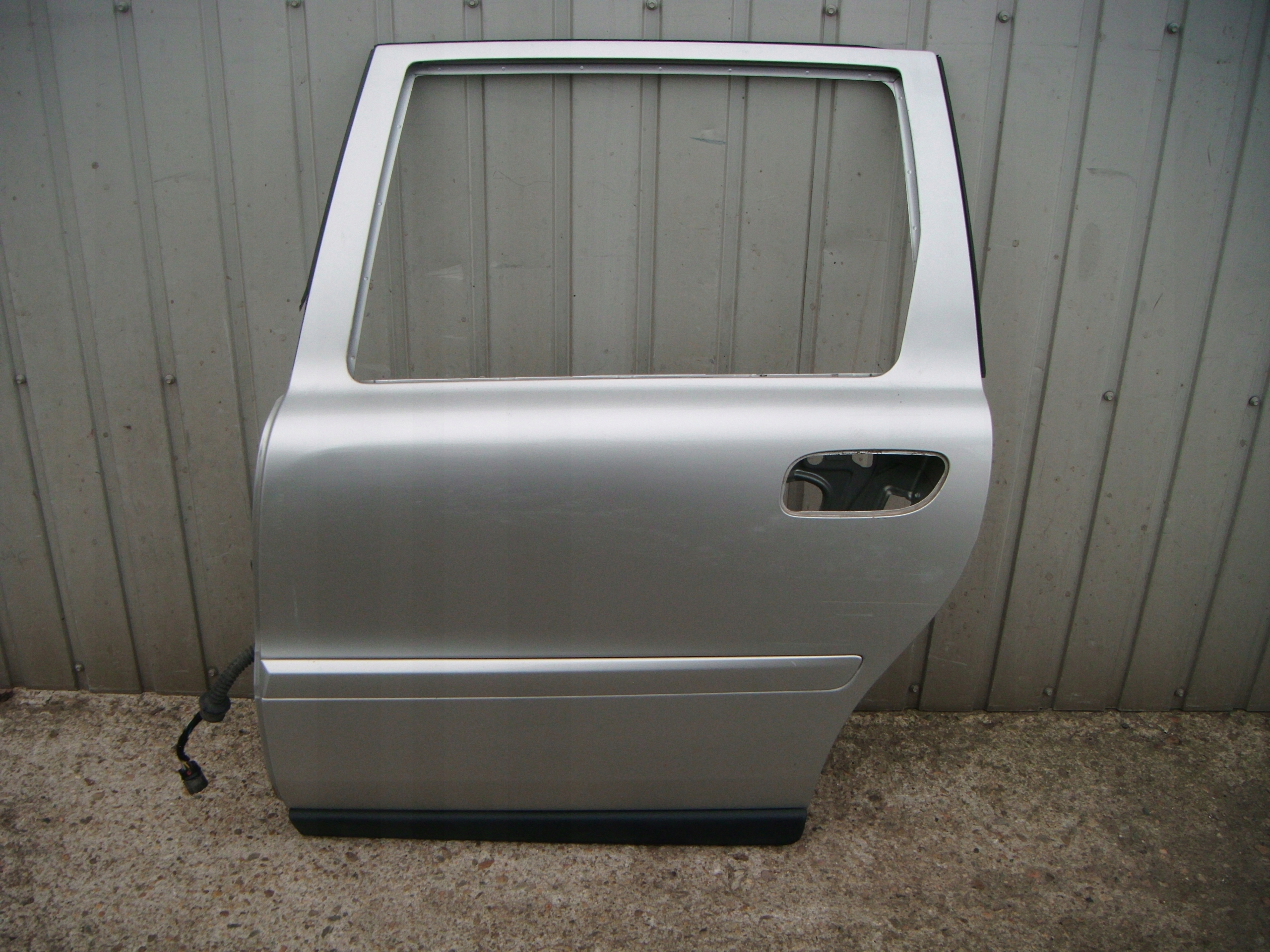 VOLVO V70 2 II 00-07 DRZWI LEWE TYLNE - SREBRNE - KOD LAKIERU 426-26