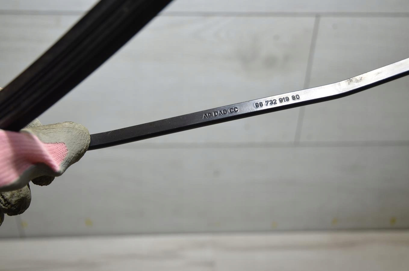 wiper left Peugeot 2008 13r