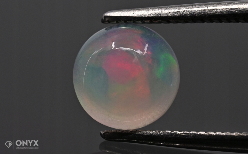 Opál z Etiopie kulatý kabošon fi 6 mm