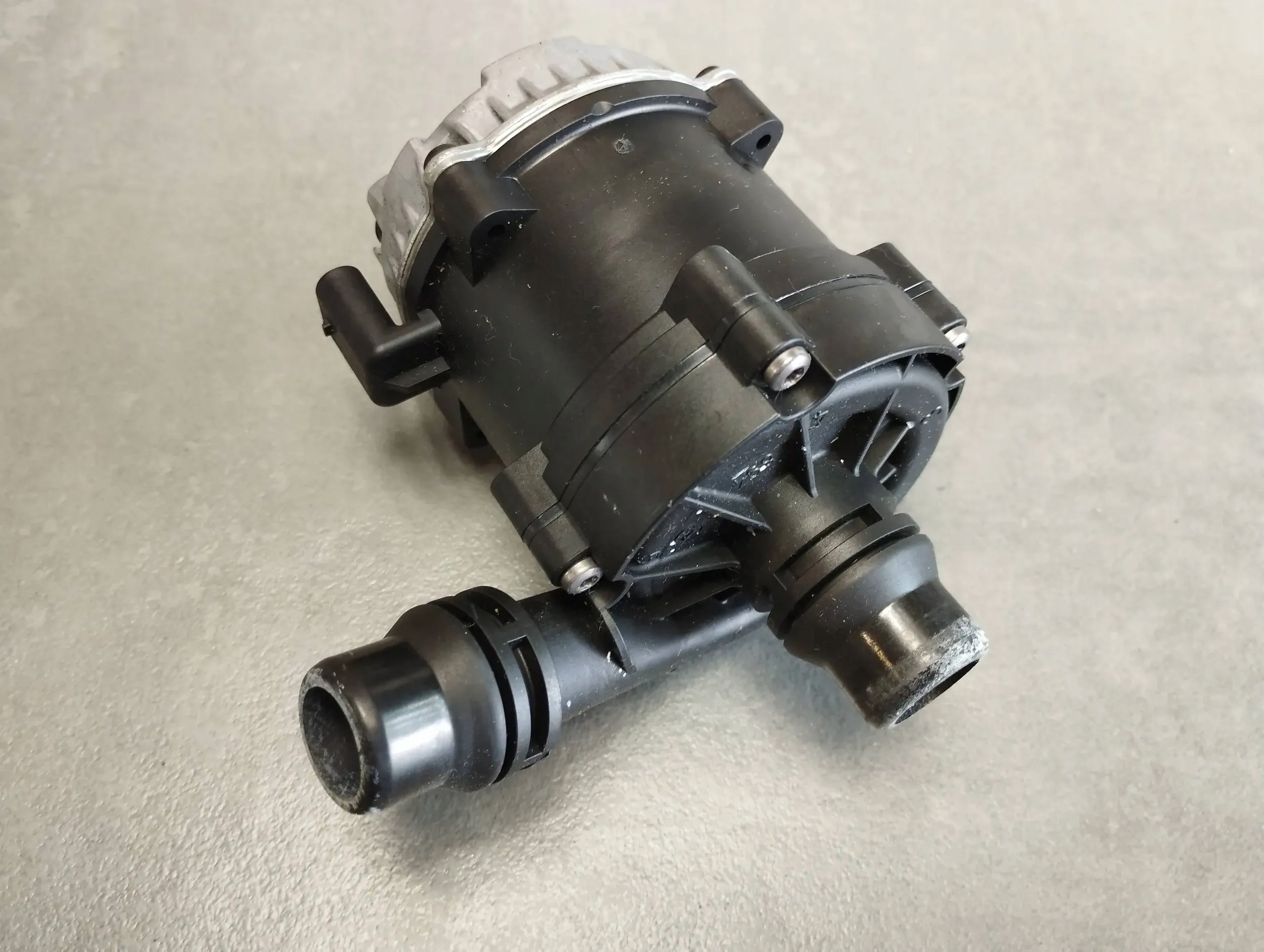 BMW 7 G11 Supplementare Pompa d’acqua 8637952
