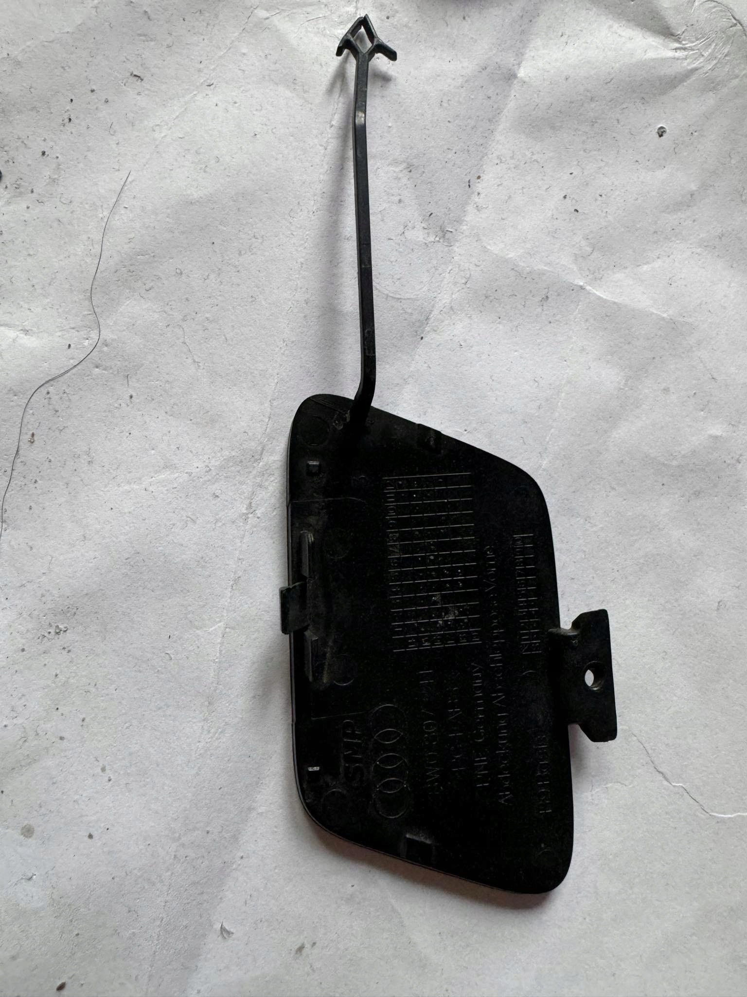 AUDI A4 B9 14-18r. -> Abschleppöse der Stoßstange vorne 8W0807241