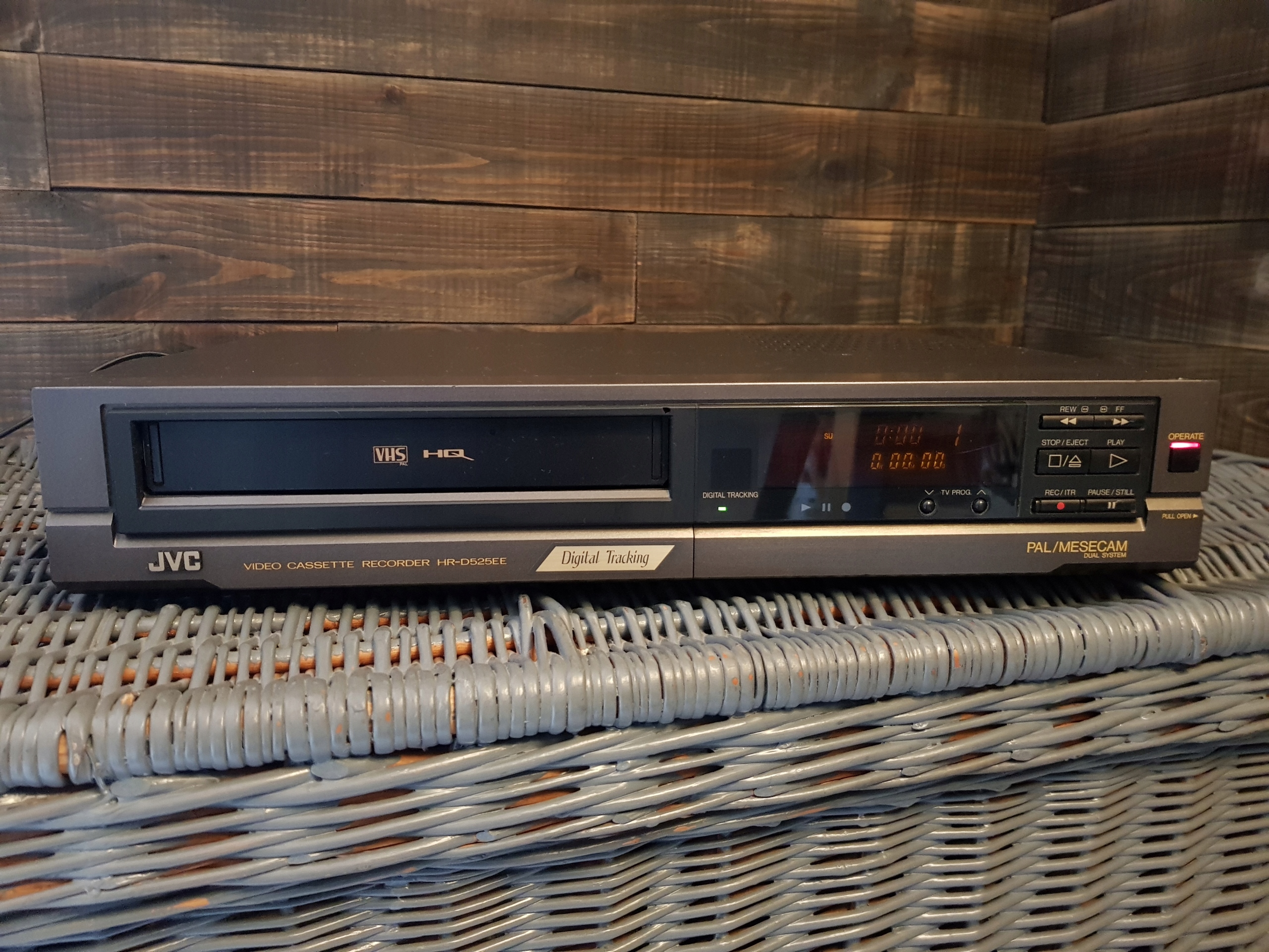 1404. MAGNETOWID JVC HR-D525EE