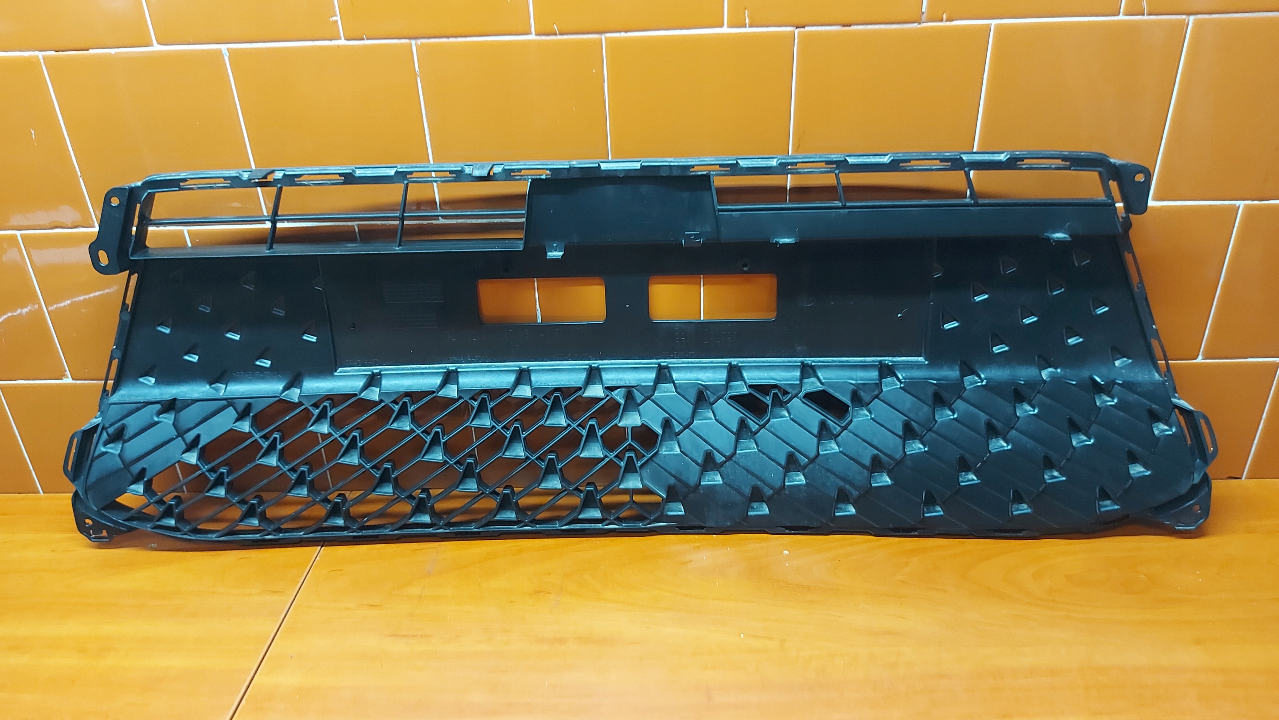 grid of a bumper central front front TOYOTA AYGO X 22