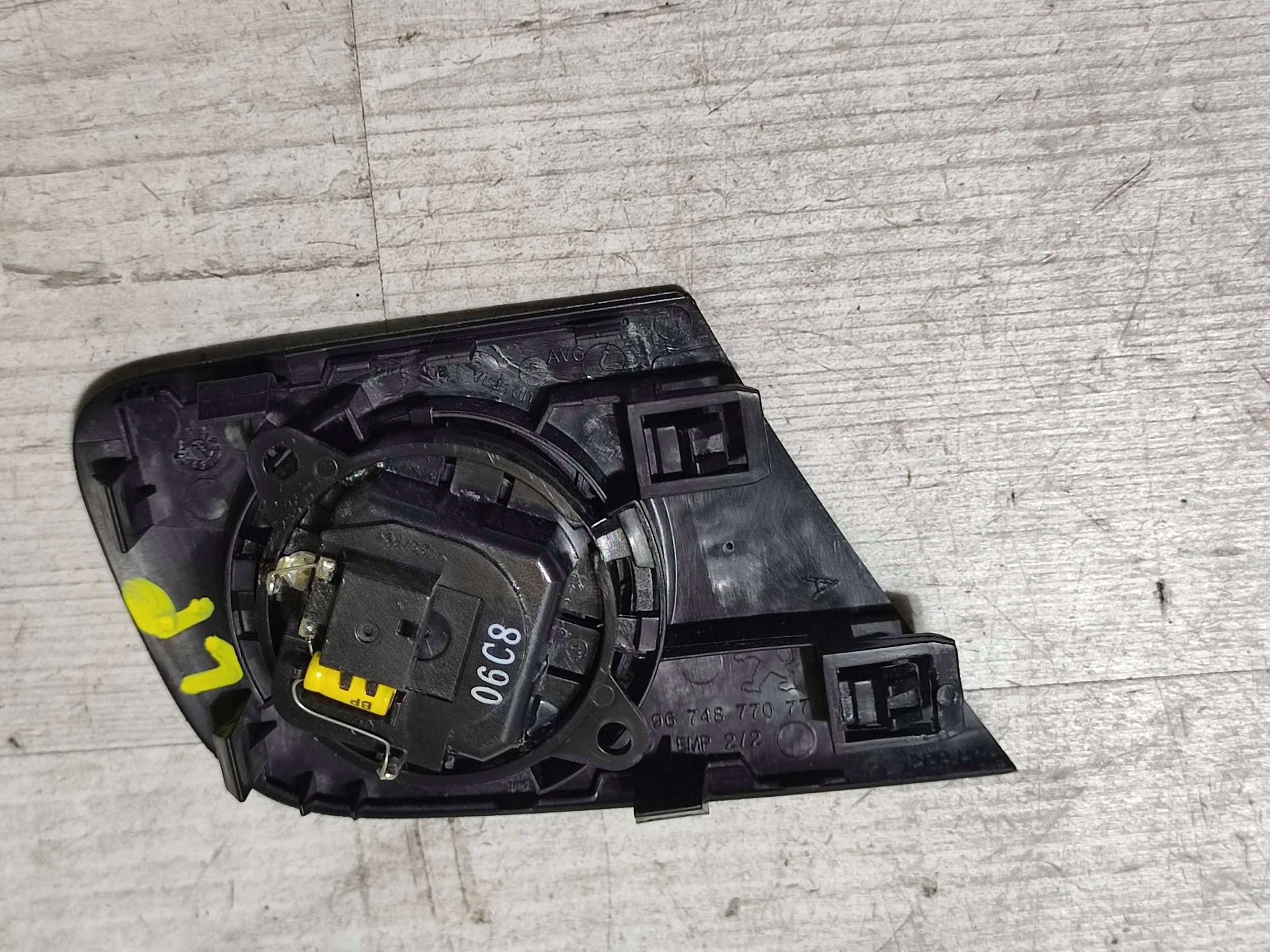 Peugeot 2008 and 2018 front side left speaker door przednich