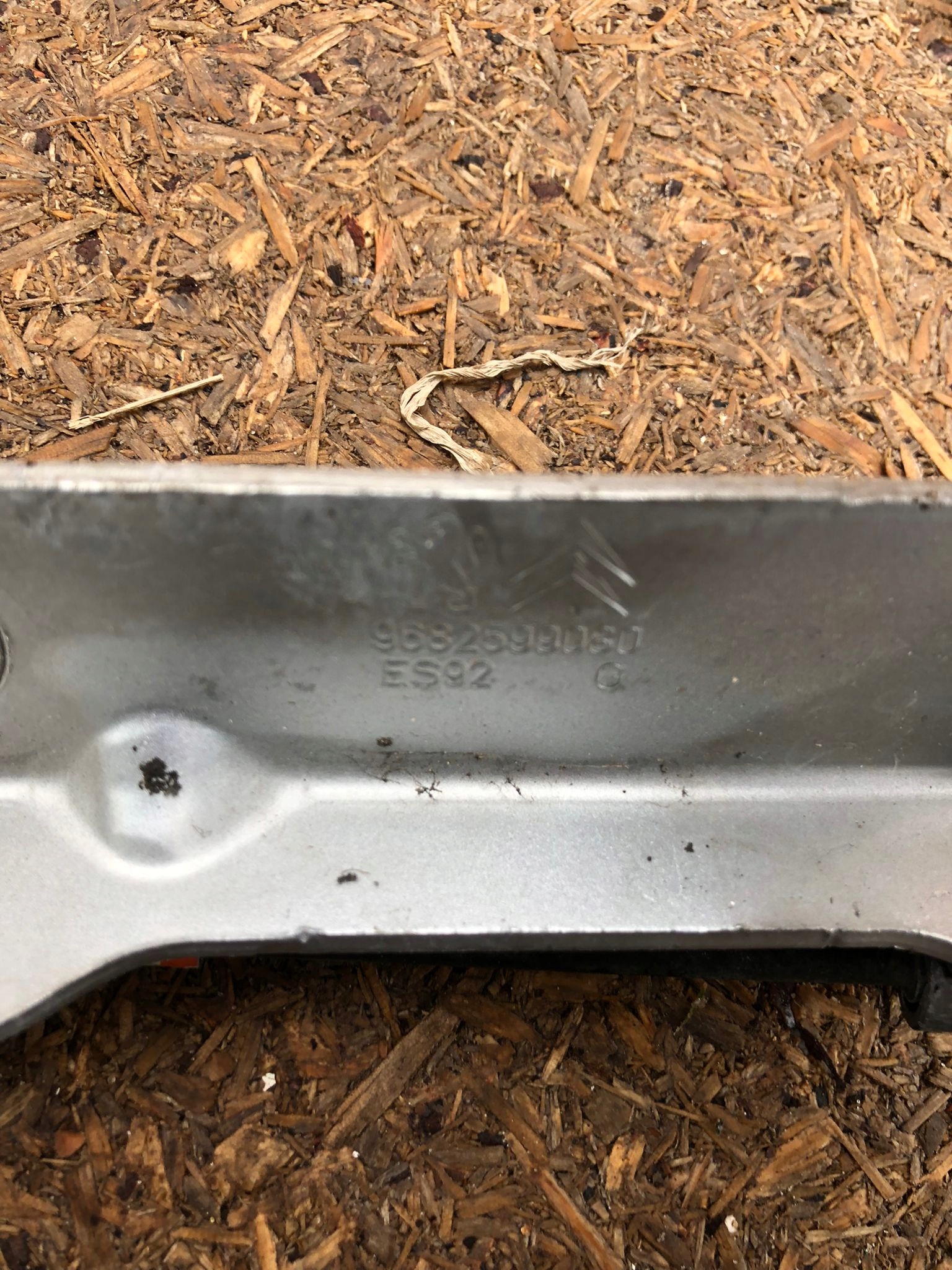 hinge bonnets left 3008 and EZRC 9682599080