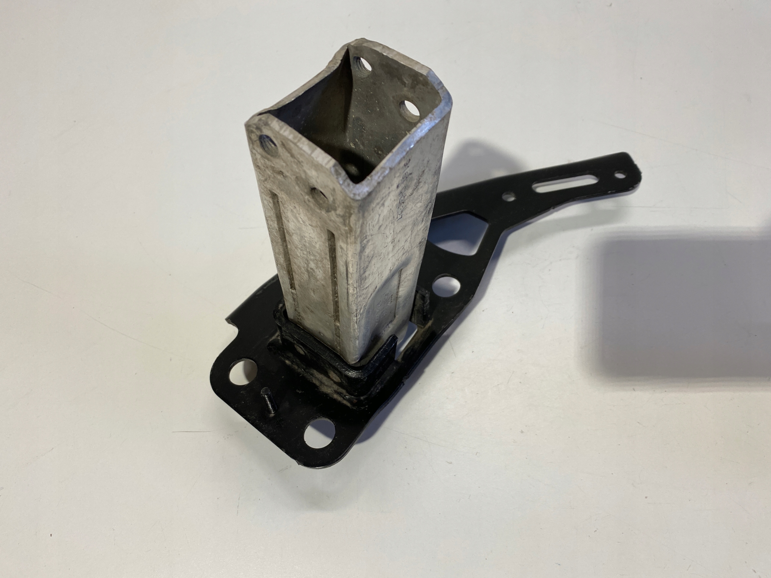 STREFA ZGNIOTU AUDI A6 4F0807133 UCHWYT 4F0805499B