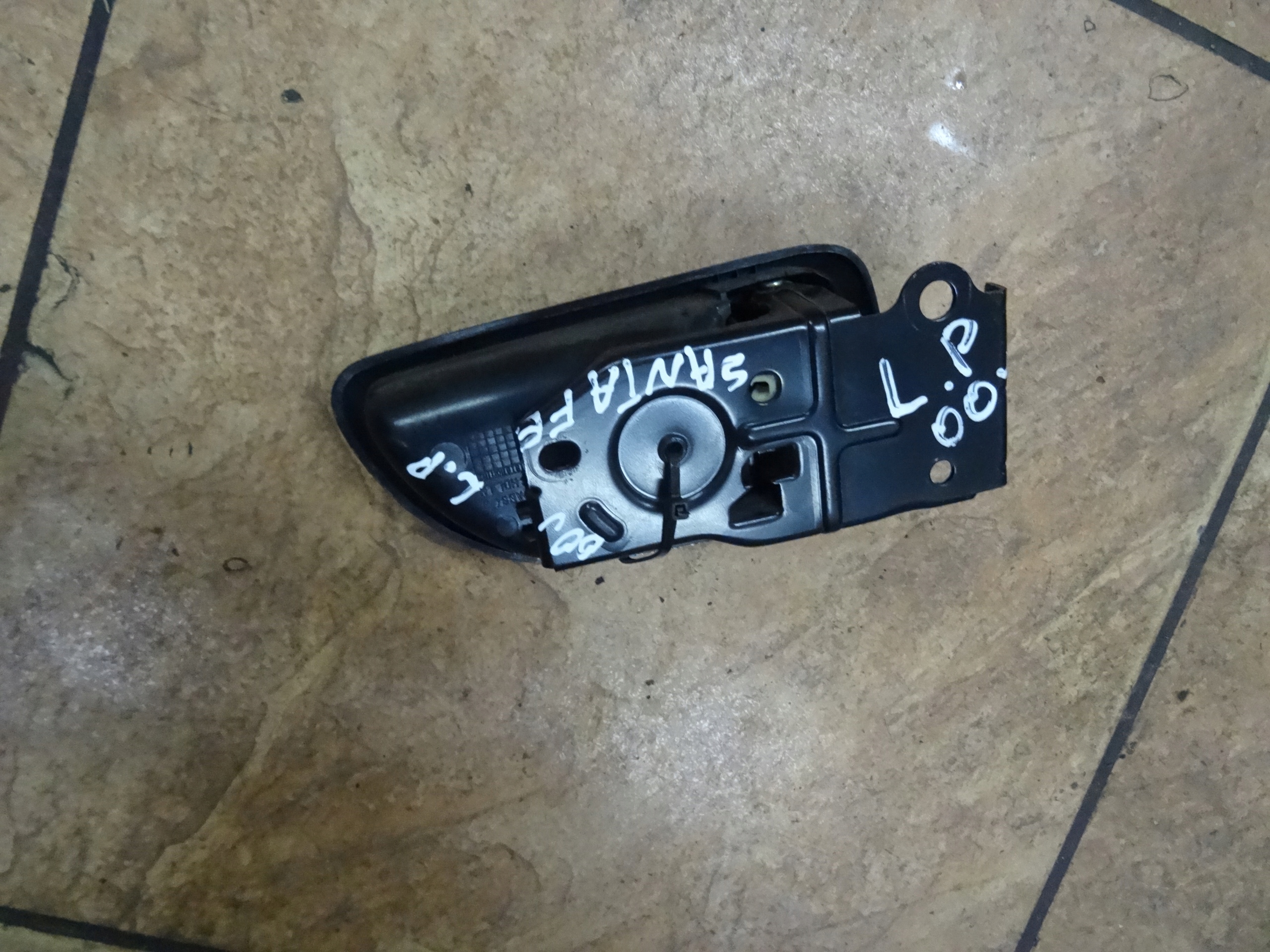 SANTA FE I 1 2.4B 16V 00' KLAMKA LEWY PRZÓD Producent części OEM