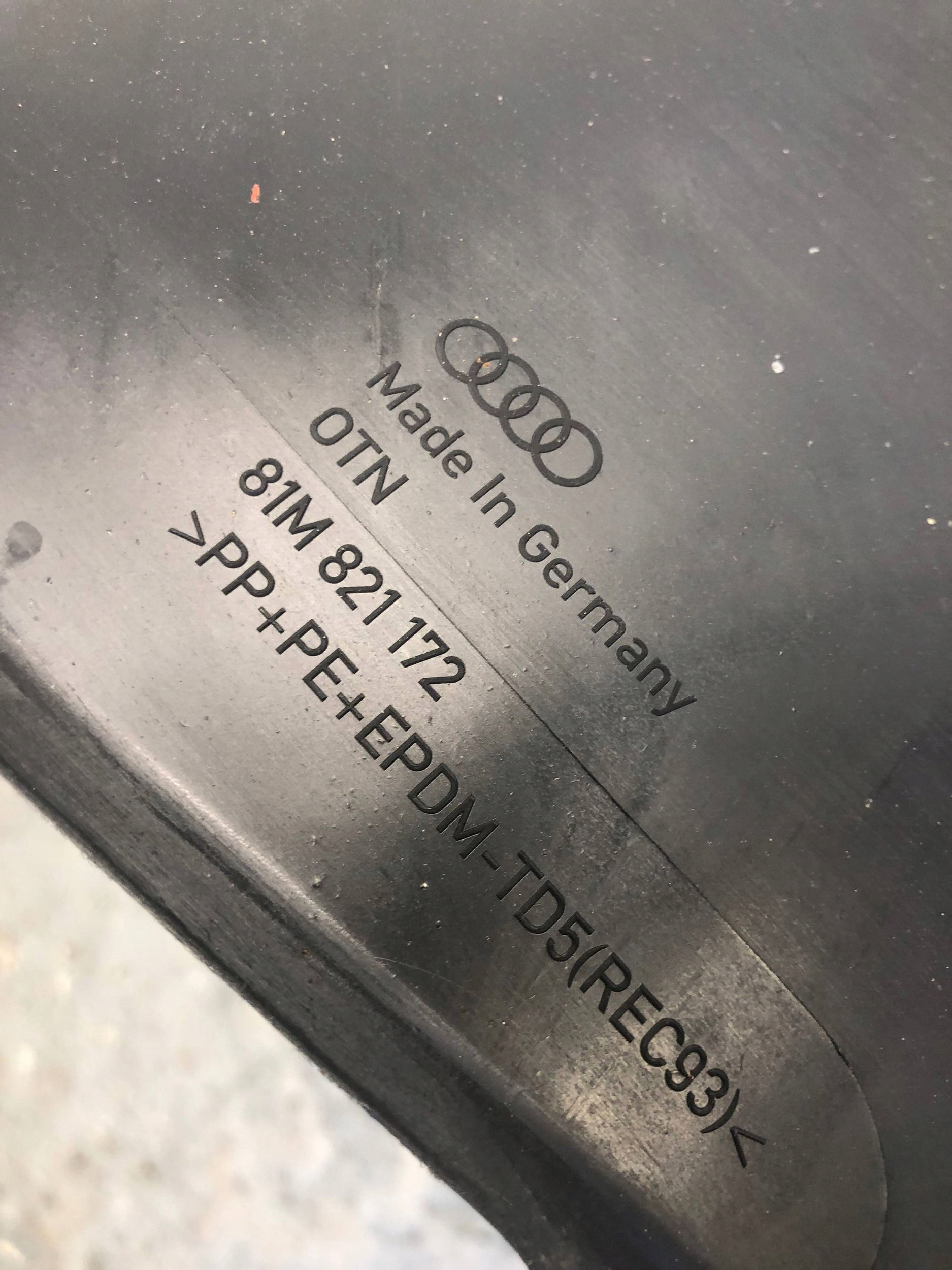 mudguard right front AUDI Q2 81M 81M821172