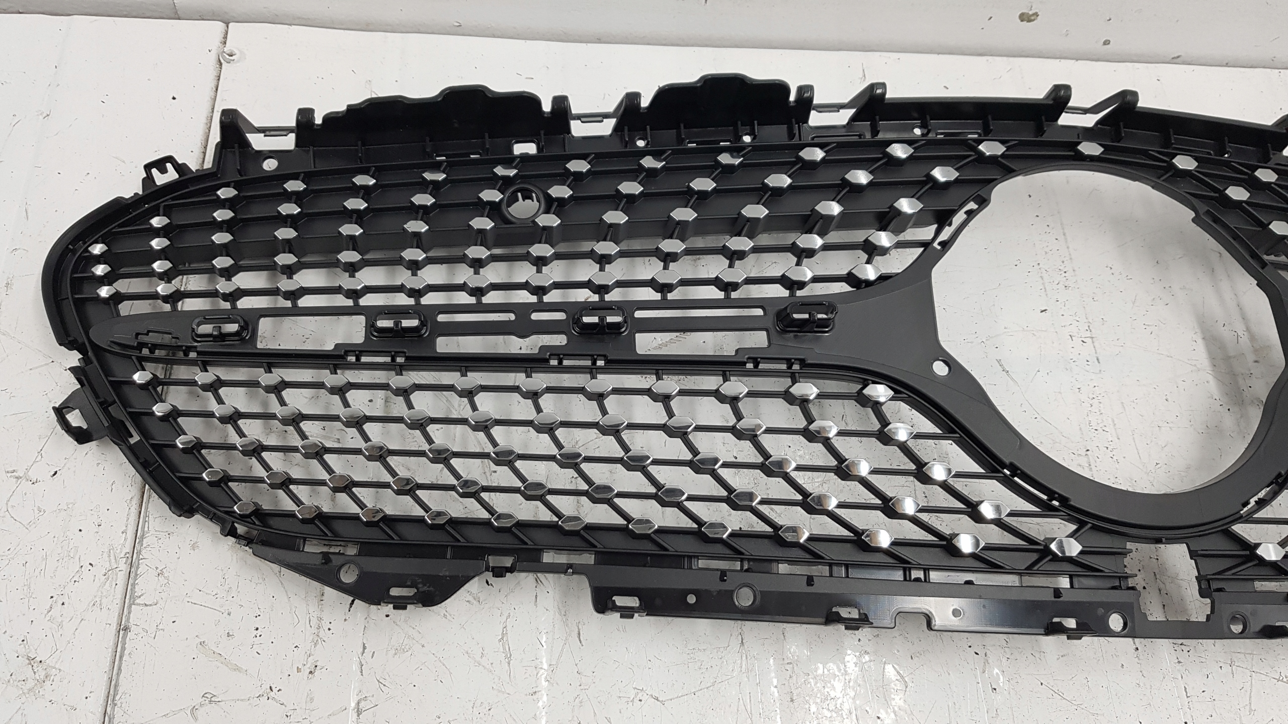 MERCEDES CLS W257 AMG KAMERA GRILL ATRAPA Kolor czarny