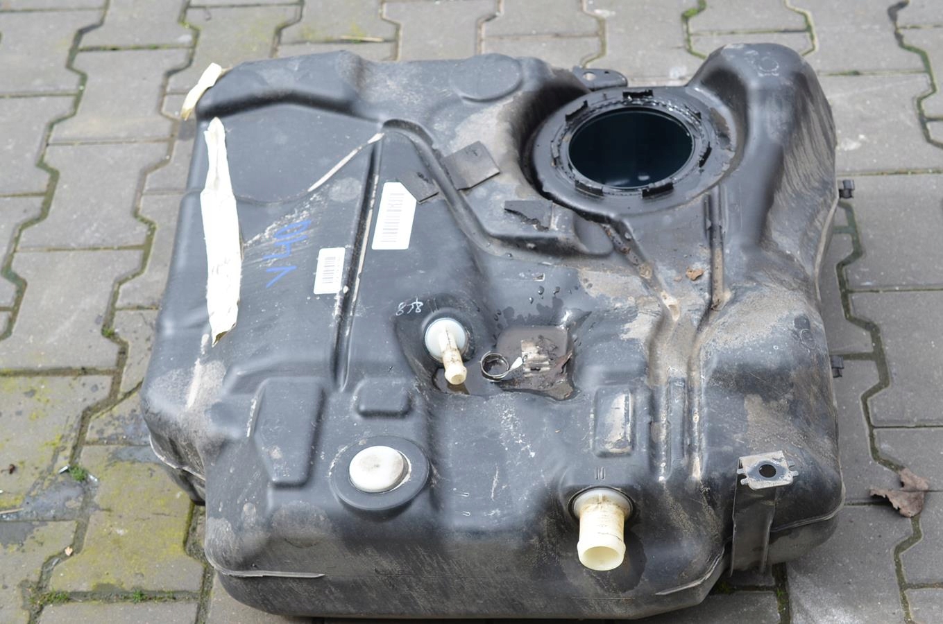 tank Volvo V40 II lift