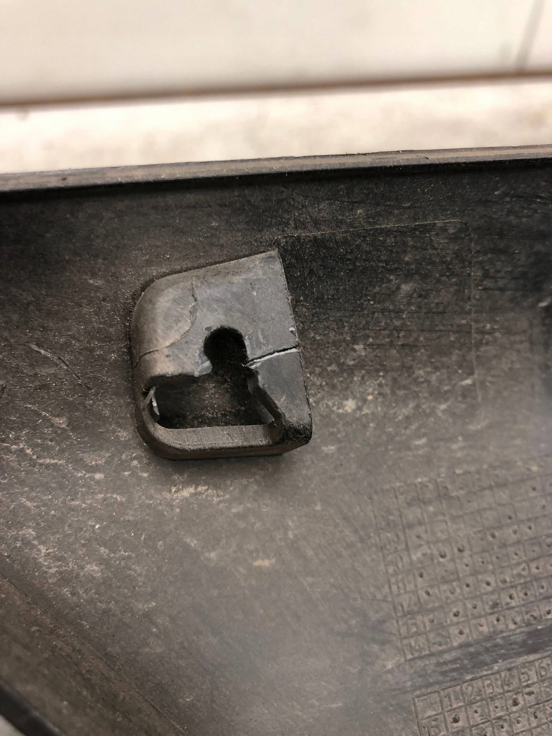 moulding side right RENAULT MASTER III 768F30005R