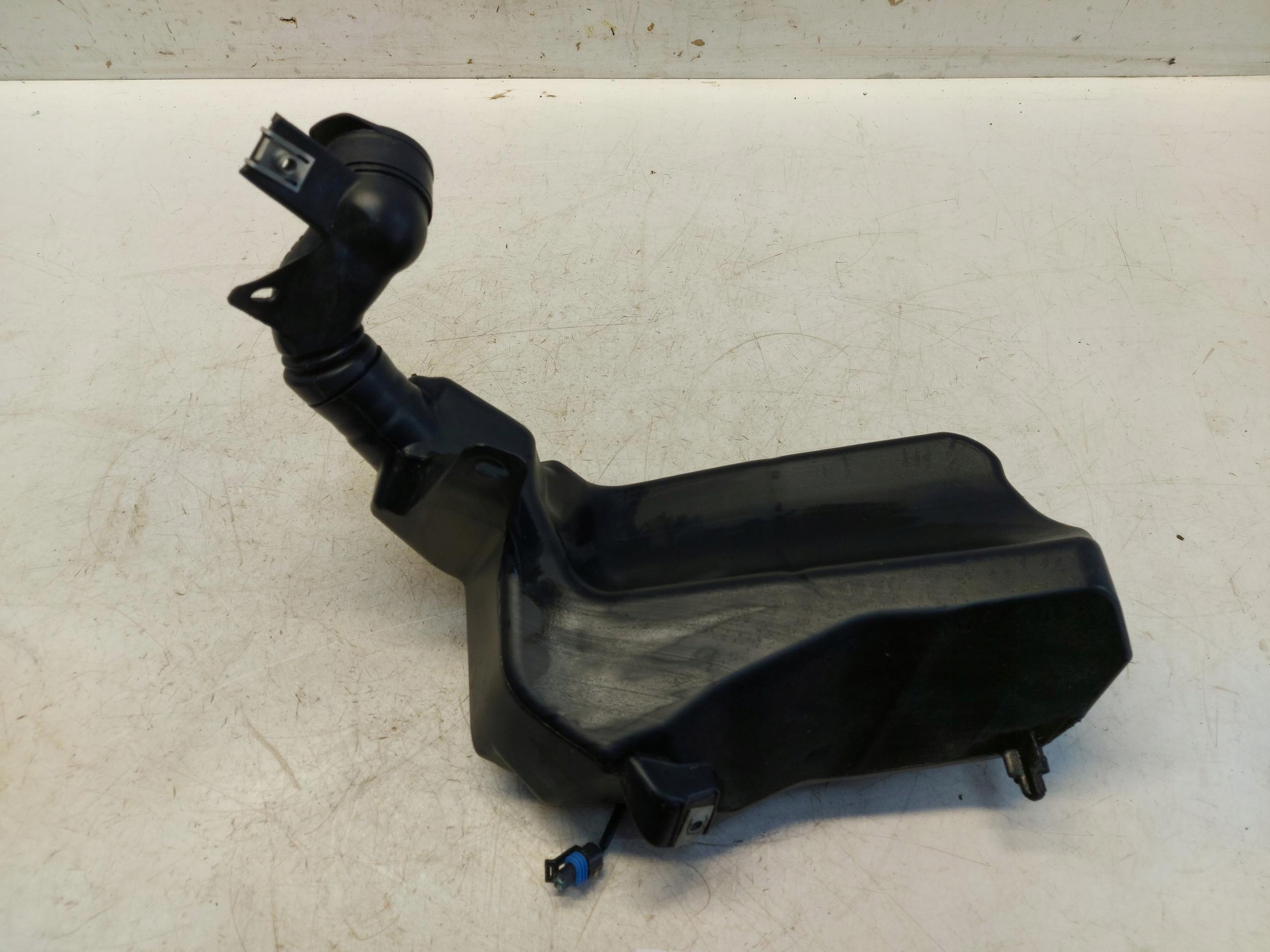 TESLA MODEL 3 spremnik mlaznice 1096063-00-B