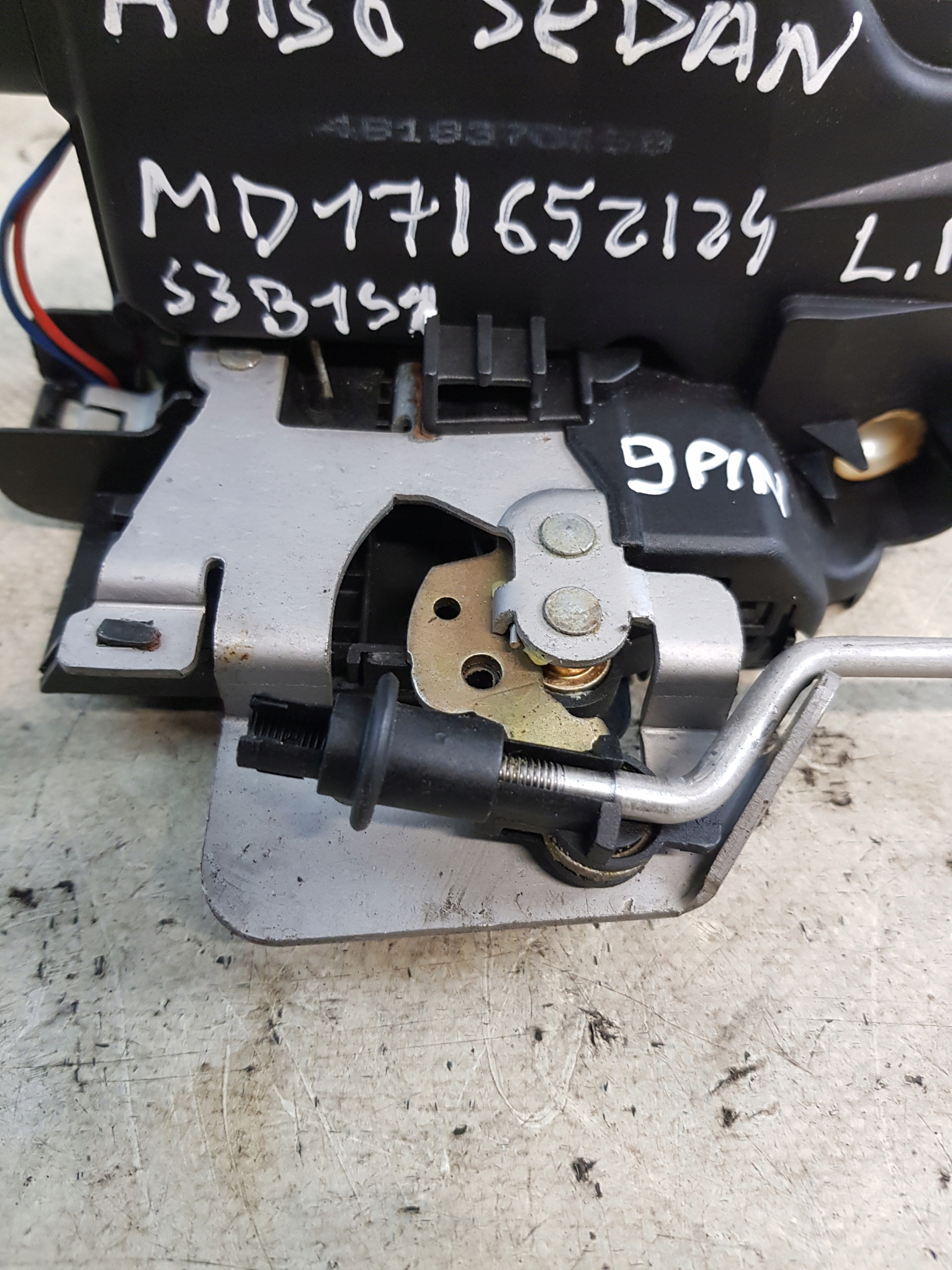 AUDI A4 B6 sedan lock door left front 9PIN