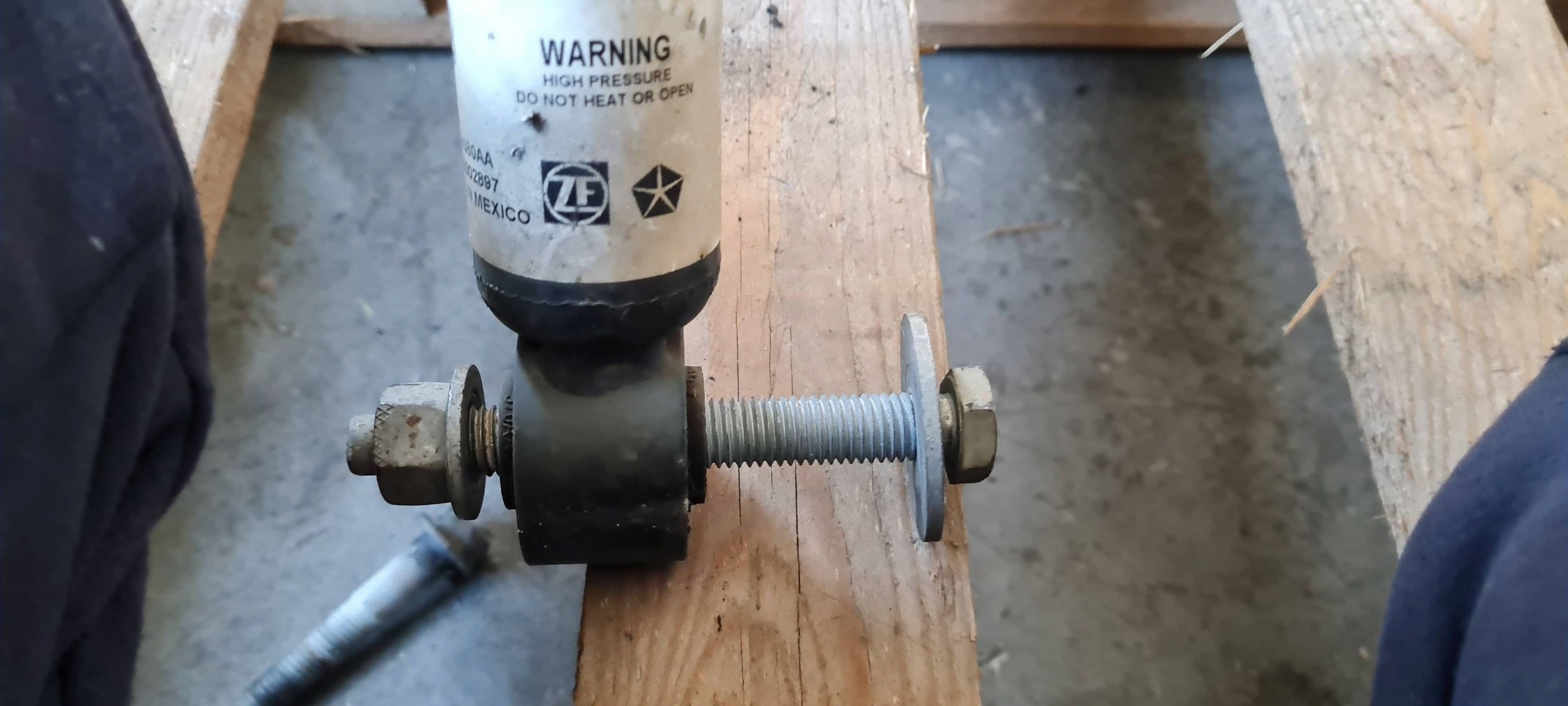 Chrysler Pacifica 2022 shock absorber left right rear part rear 3.6 rear part P68484080AA