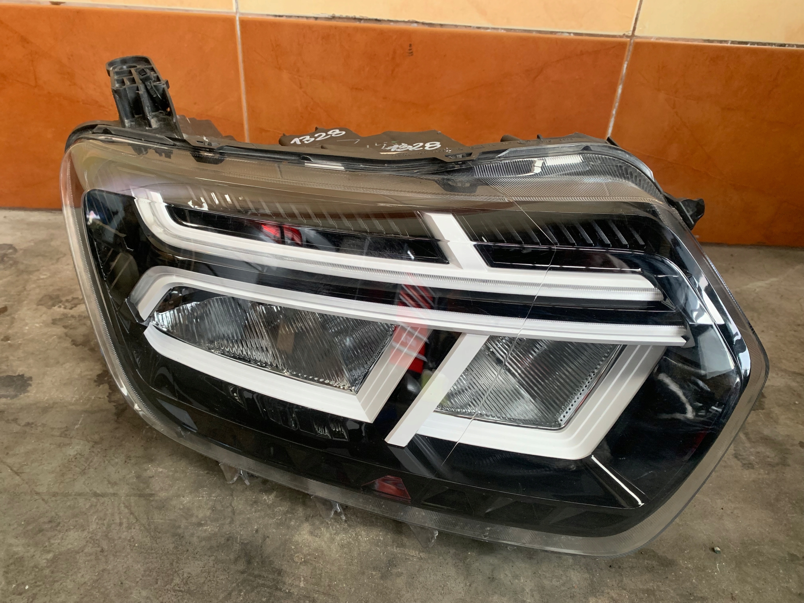 DACIA DUSTER II LAMPA PRAWY PRZÓD FULL LED 260106194R