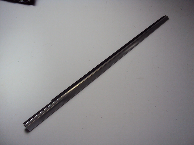 LISTWA ZGARNIAJĄCA PRAWY PRZÓD MERCEDES W176 2012-2018