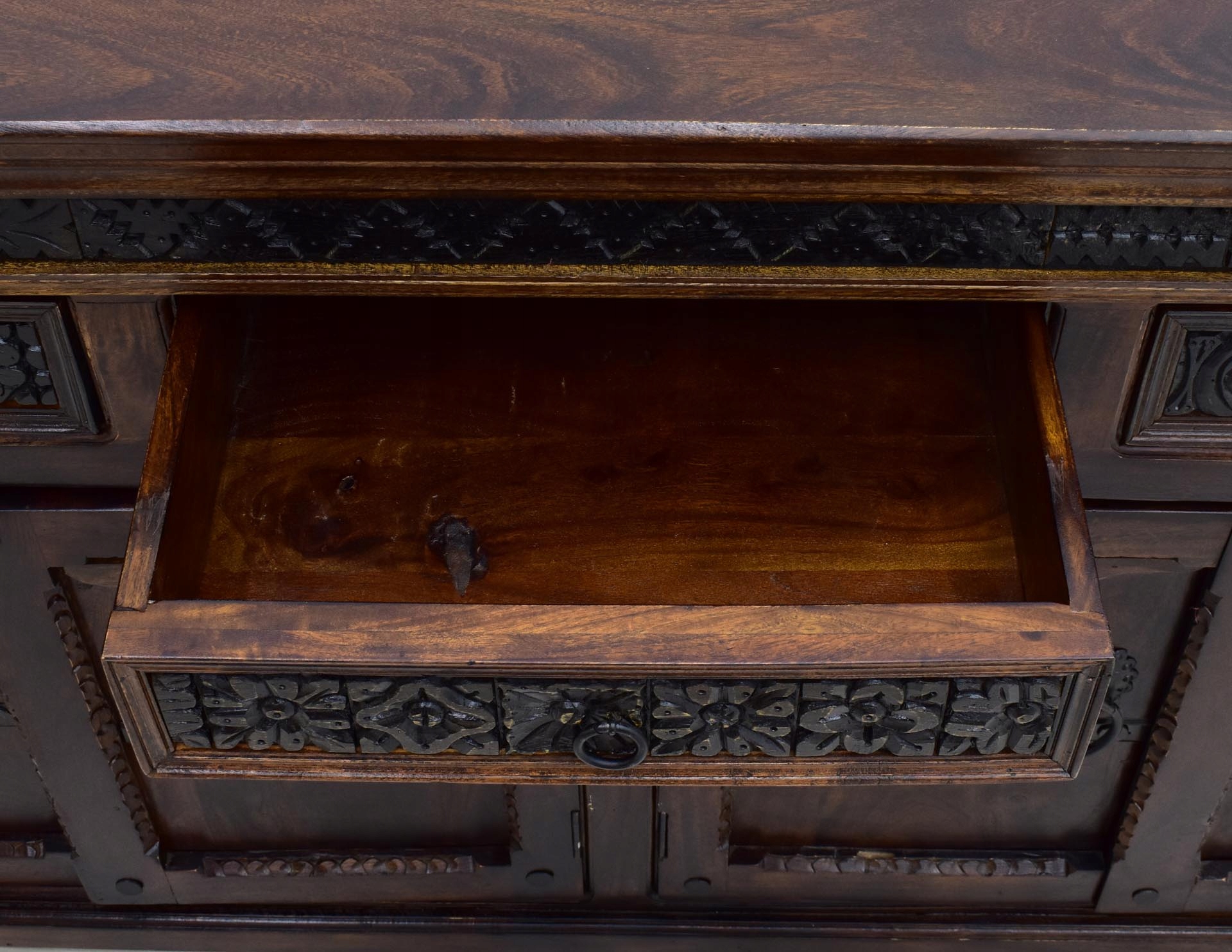 Komoda kolonialna drewno akacja indyjska ręcznie rzeźbiona metalowe okucia Wysokość mebla 90 cm