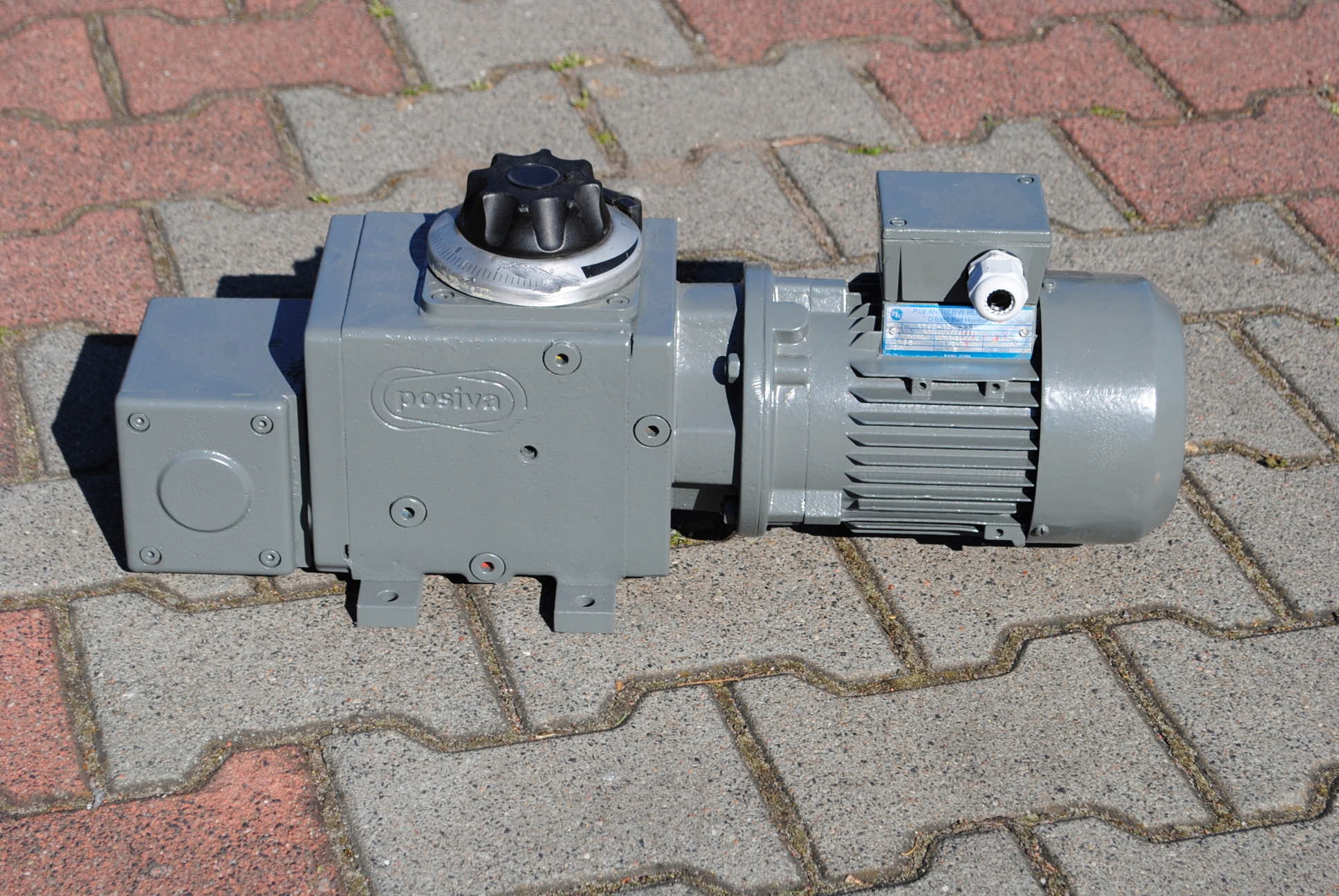 Motoreduktor kątowy 0.37kw z regulacją 11-112obr. Kod producenta 4563310101011