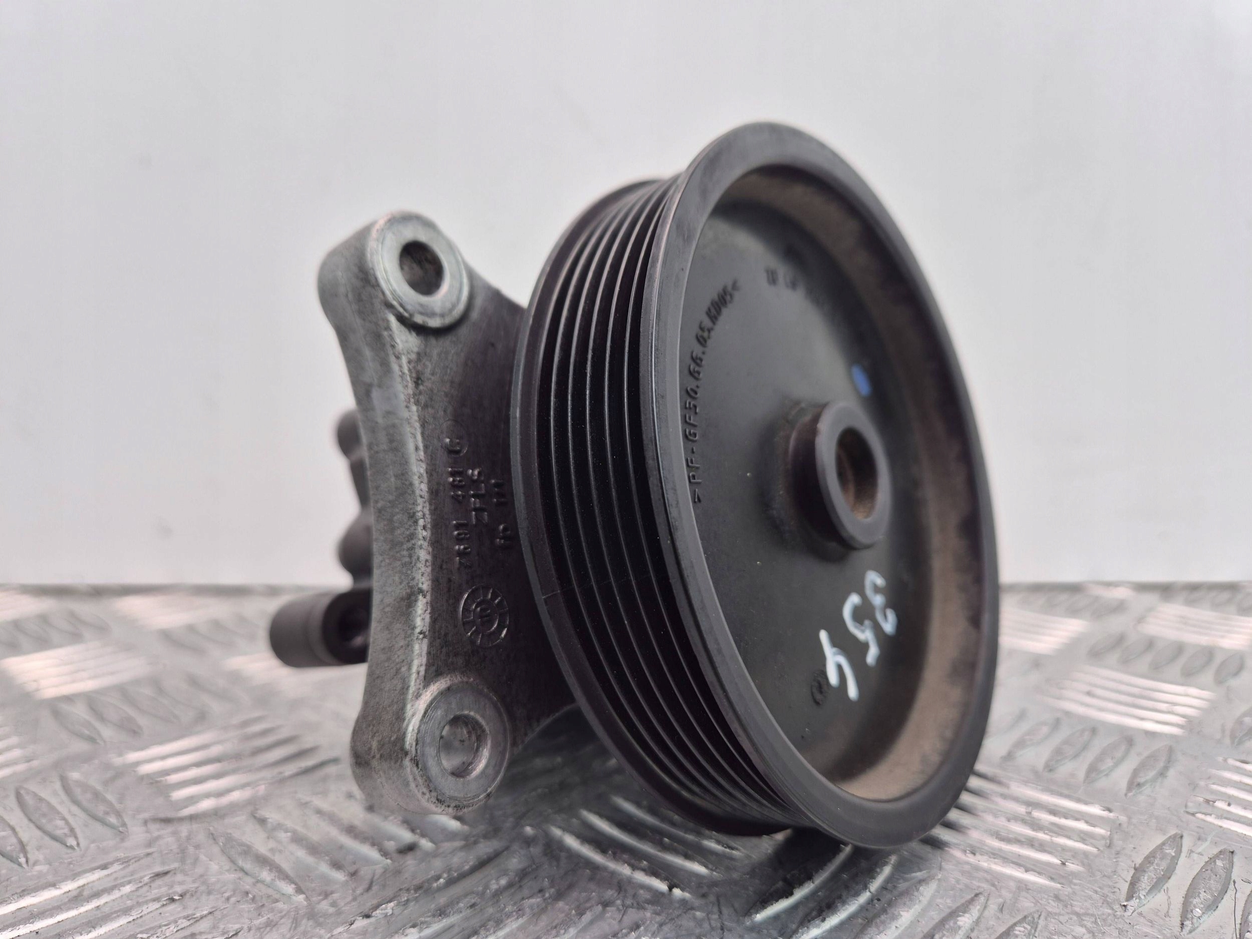 Mercedes E250 CGI W212 compressor; compressor of the air conditioning A0064667501