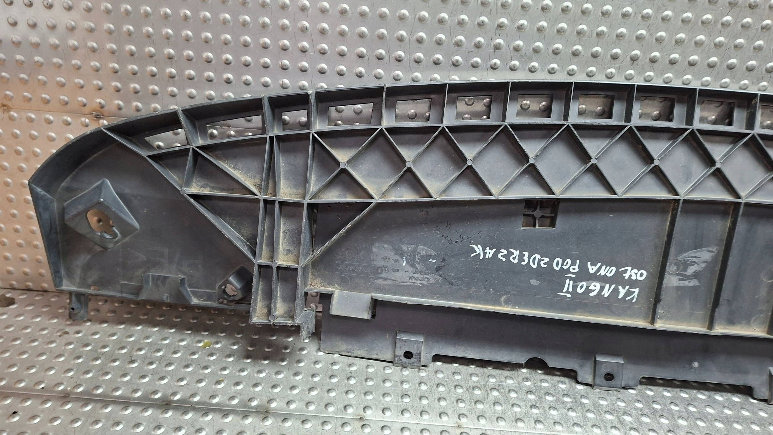 abdeckung Blende Abdeckung unter der Stoßstange vorne 8200501560 RENAULT KANGOO II 2008