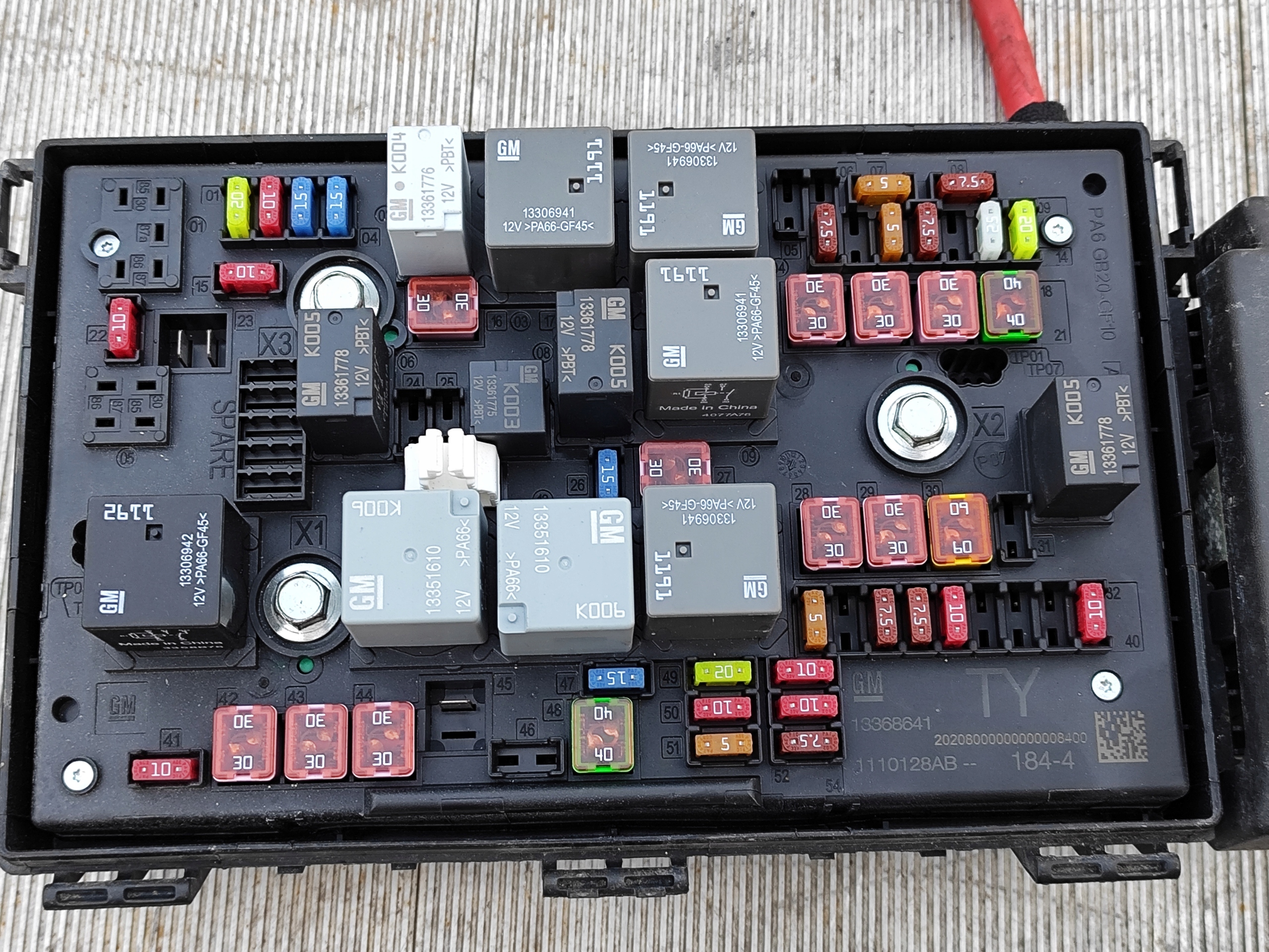 OPEL ASTRA J SKRZYNKA BEZPIECZNIKÓW 13368641 Typ samochodu Samochody osobowe